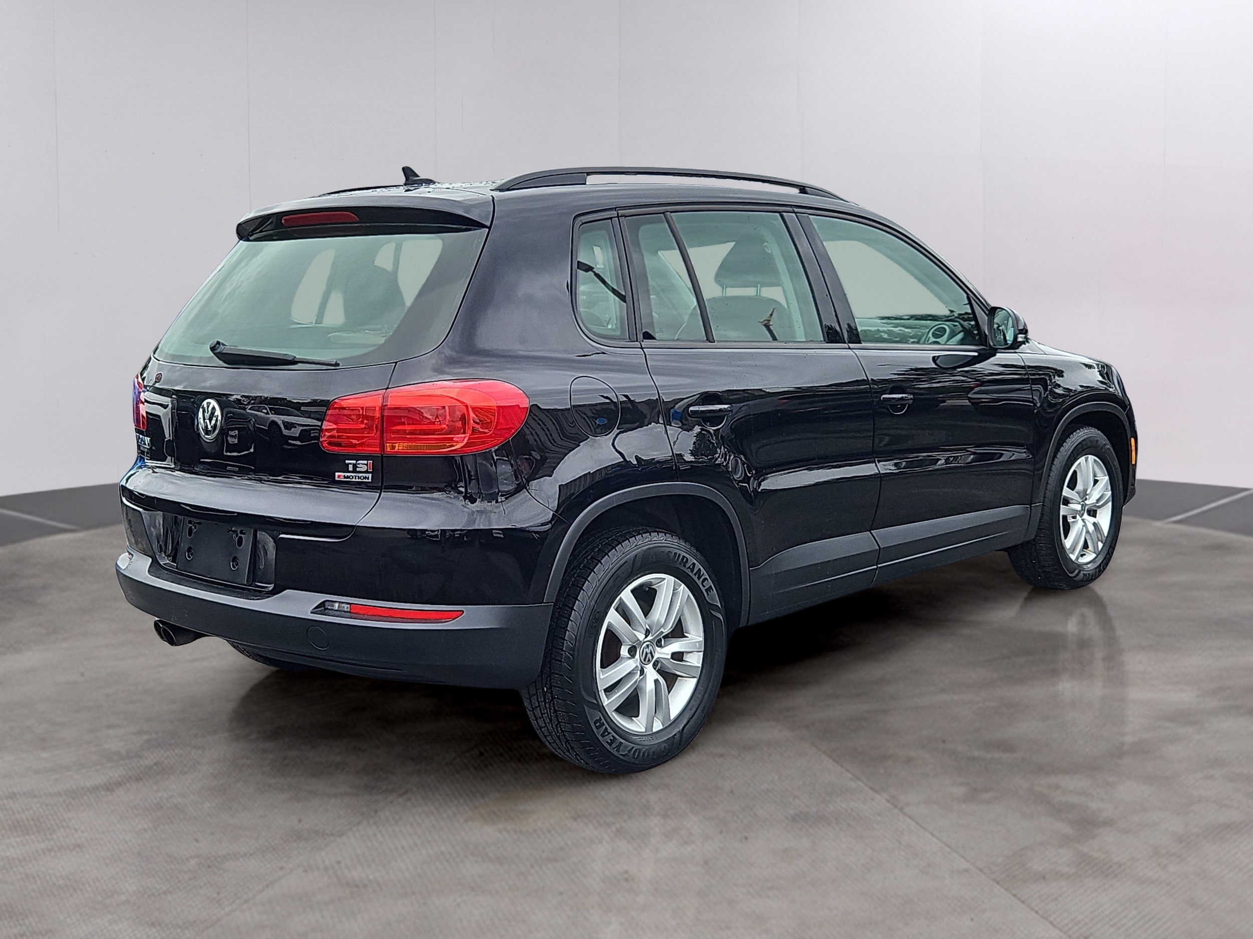 Used 2017 Volkswagen Tiguan Limited Base with VIN WVGBV7AX5HK027978 for sale in Lowell, MA