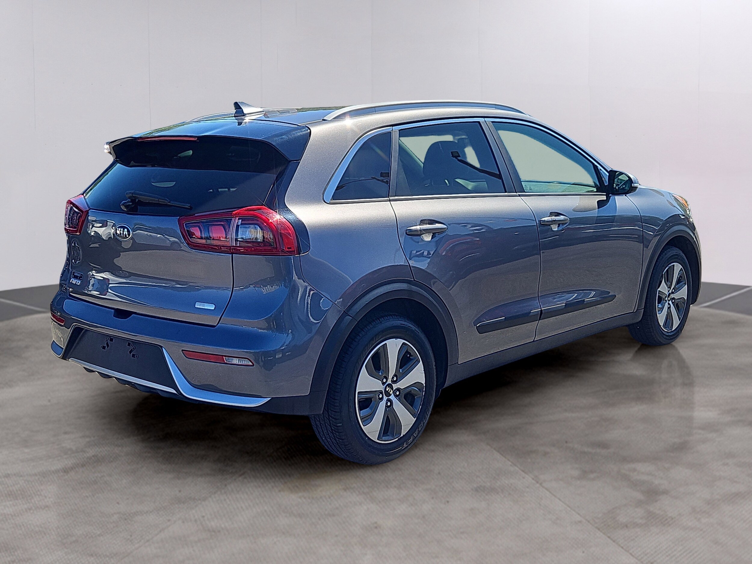 Used 2018 Kia Niro EX with VIN KNDCC3LC5J5139184 for sale in Lowell, MA