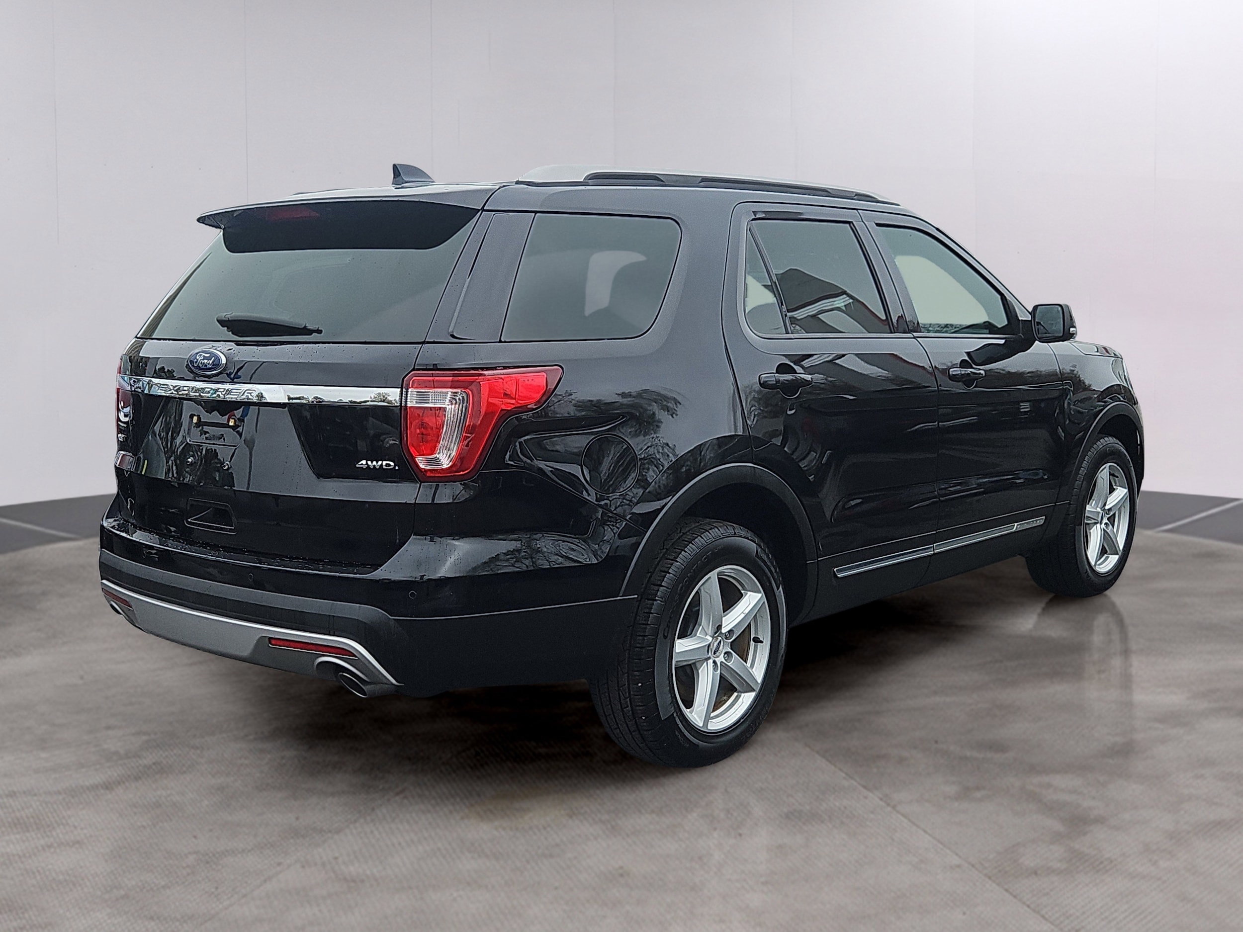 Used 2017 Ford Explorer XLT with VIN 1FM5K8D87HGD73016 for sale in Lowell, MA
