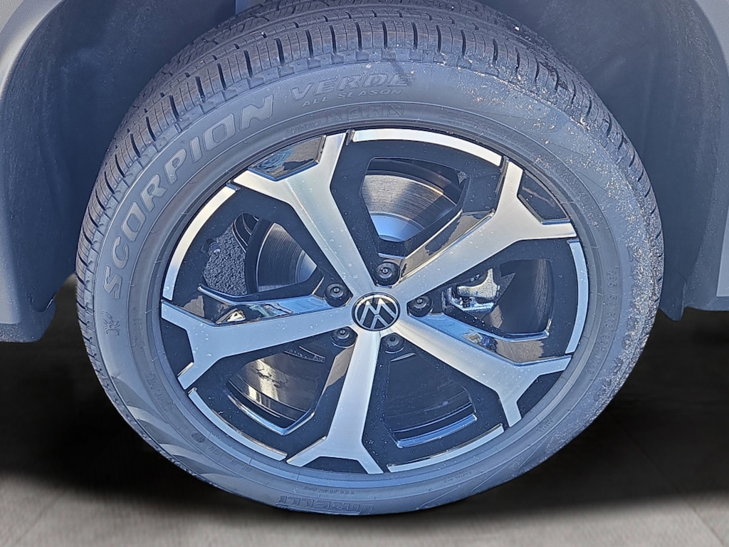 New 2025 Volkswagen Tiguan 2.0T SE SUV