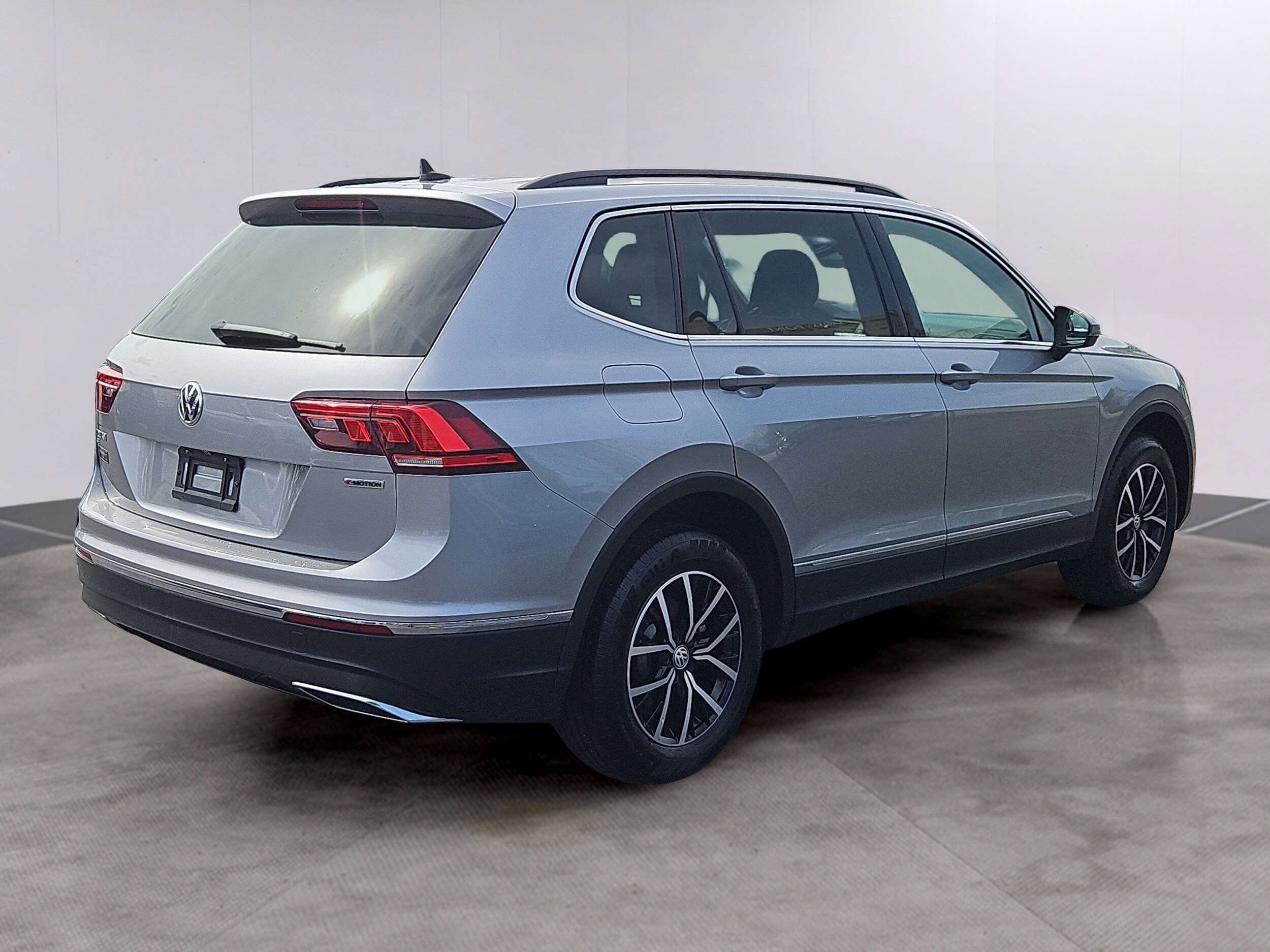 2021 Volkswagen Tiguan R-Line Black SEL photo 2