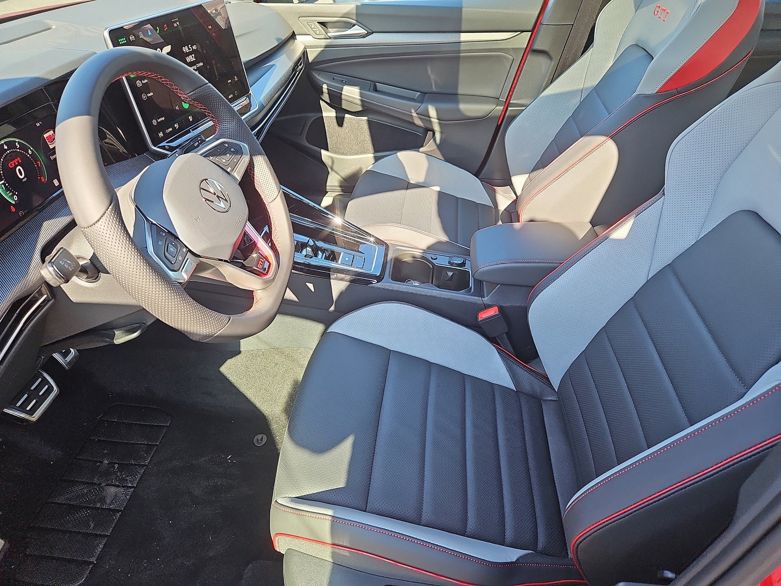 2025 Volkswagen Golf GTI SE - Photo 19