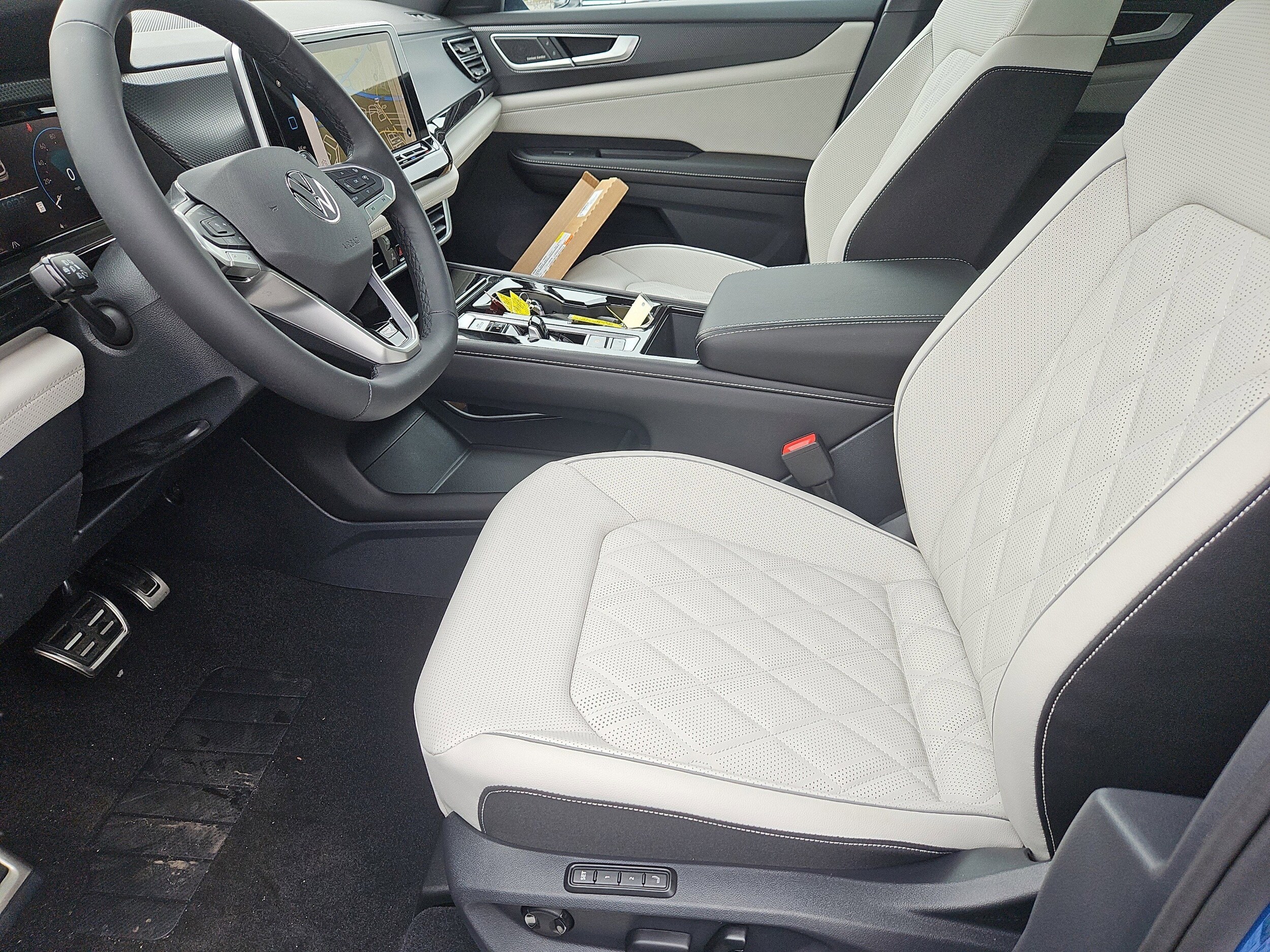 2025 Volkswagen Atlas Cross Sport SEL Premium R-LINE - Photo 25