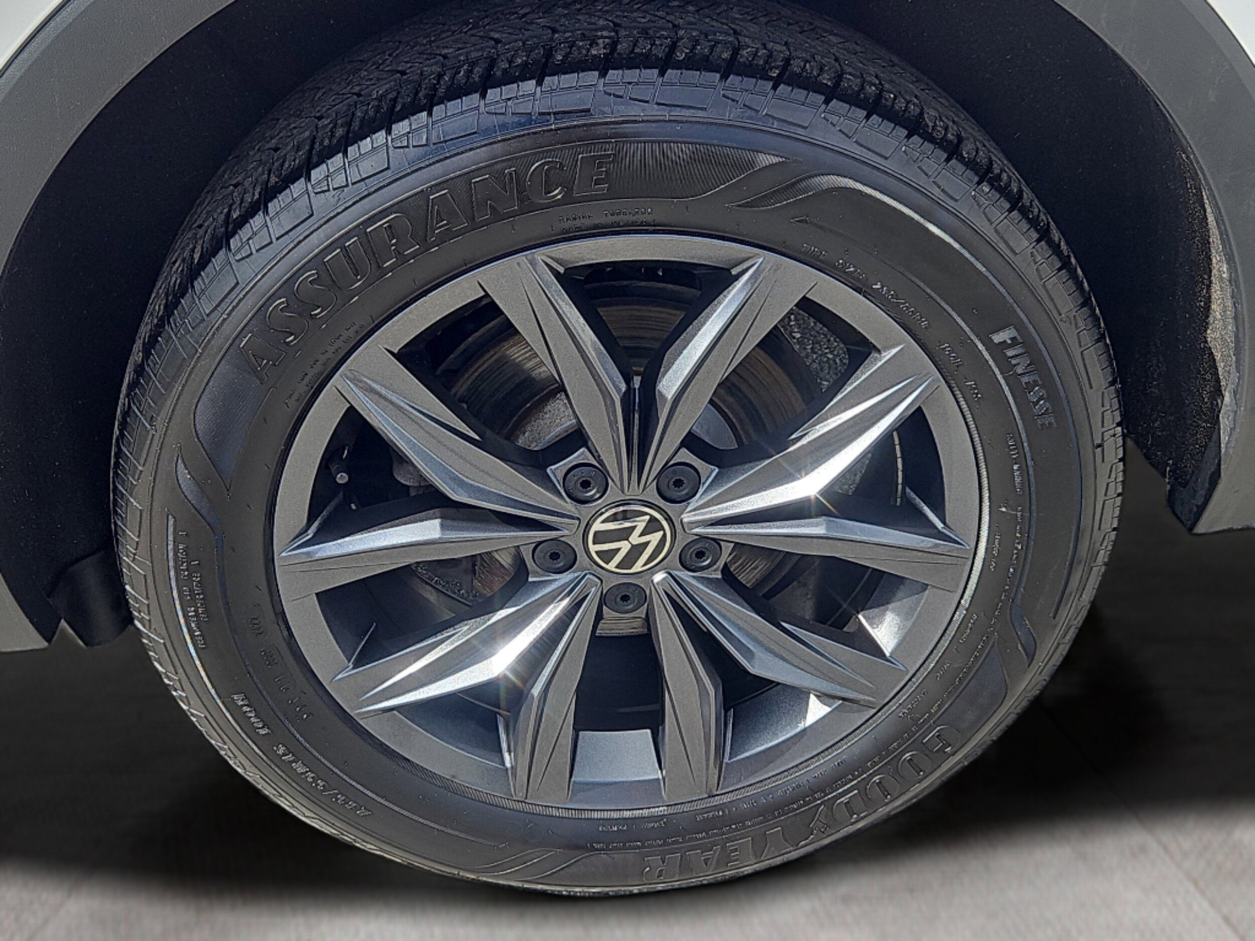 2022 Volkswagen Tiguan SE photo 3