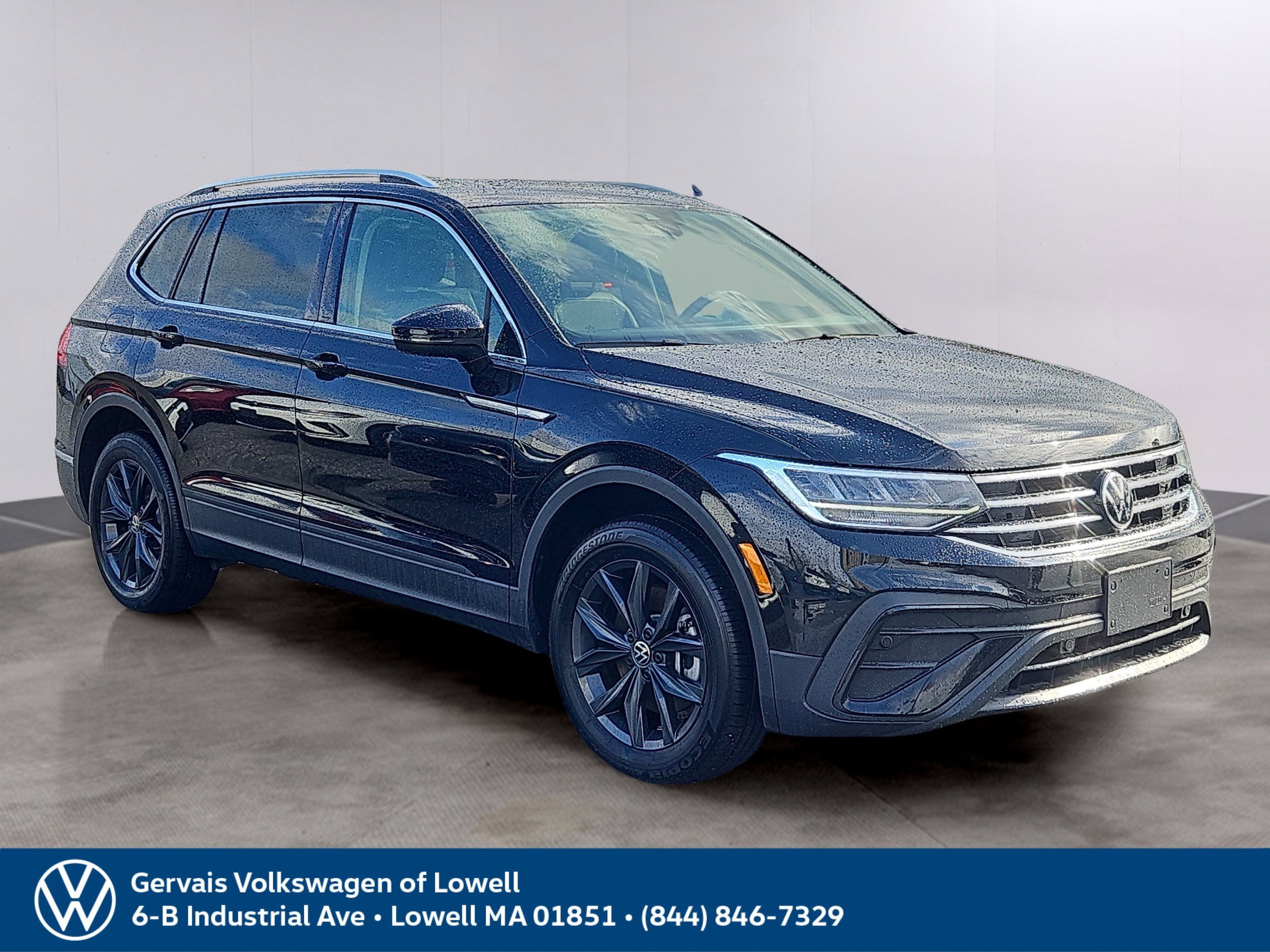 2024 Volkswagen Tiguan SE's photo