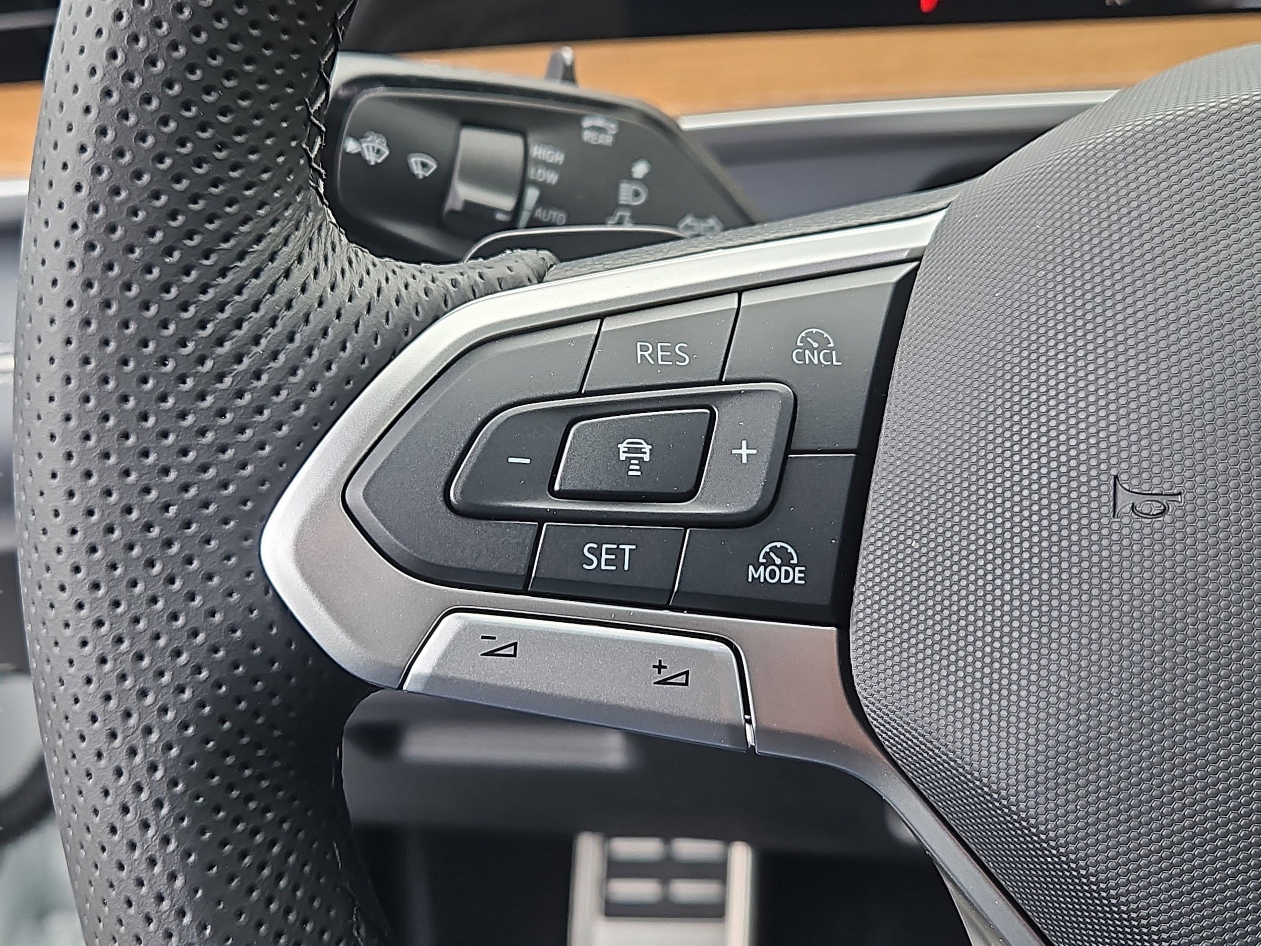 2026 Volkswagen Tiguan SEL R-LINE TURBO - Photo 17