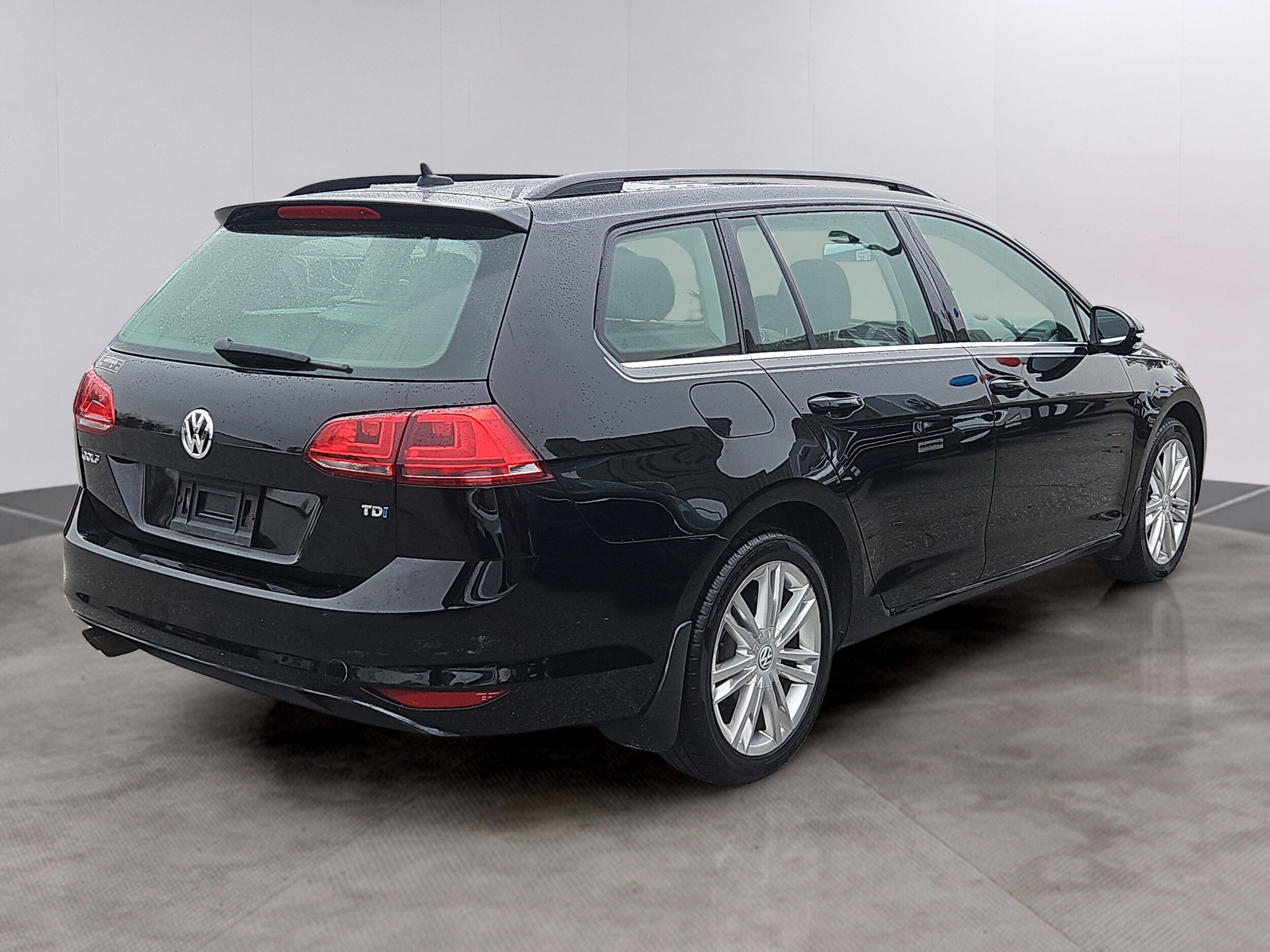 2015 Volkswagen Golf SportWagen TDI SE photo 2