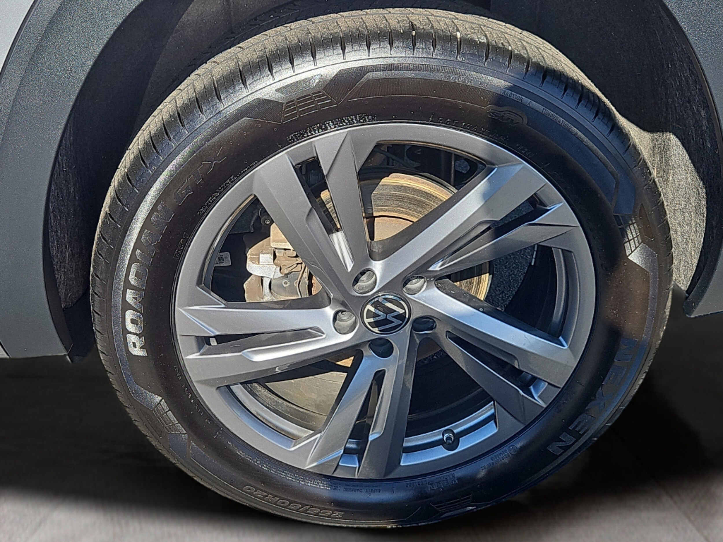 2024 Volkswagen Atlas Cross Sport SEL R-Line photo 4