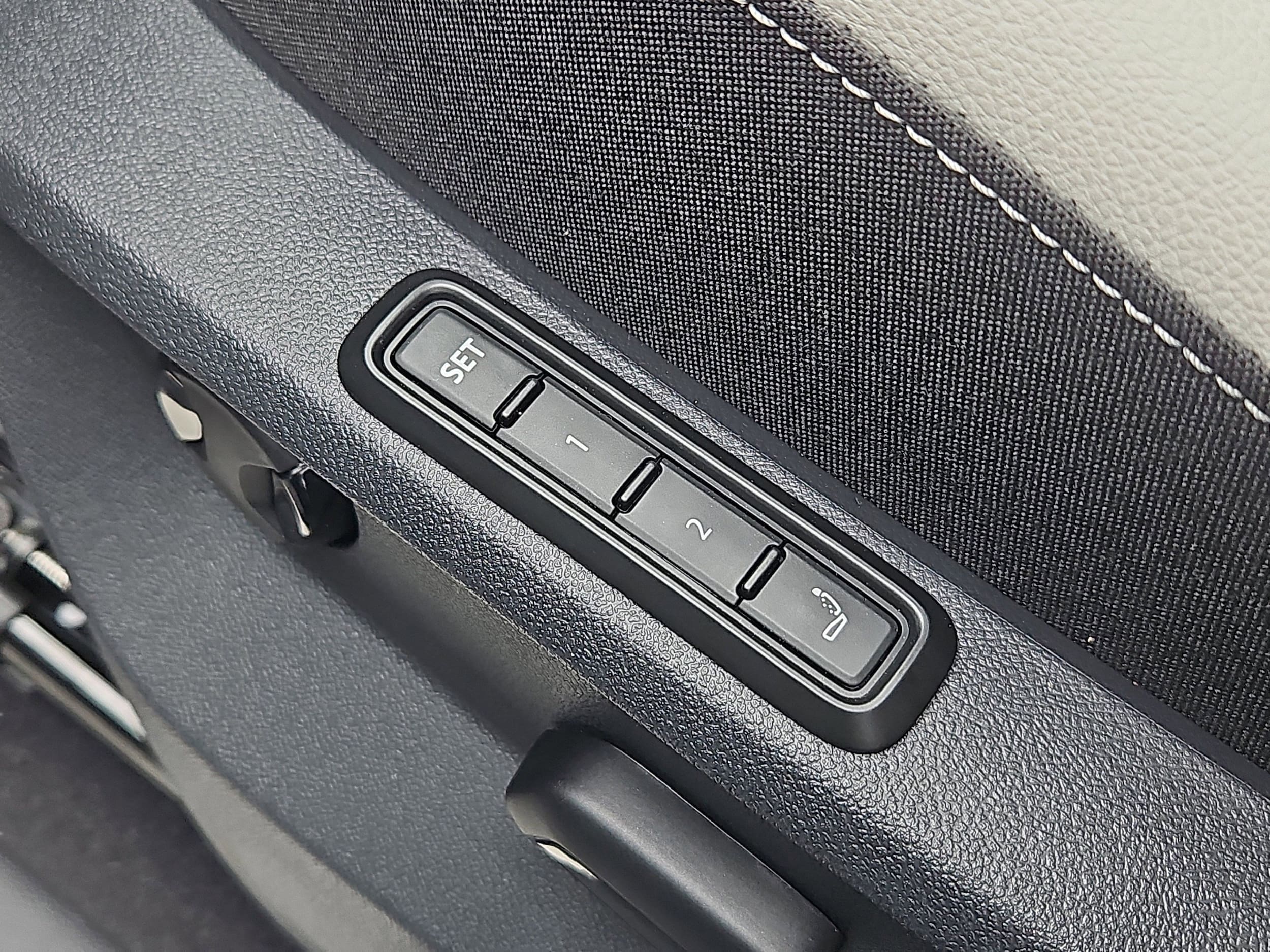 2025 Volkswagen Atlas Cross Sport SEL Premium R-LINE - Photo 12