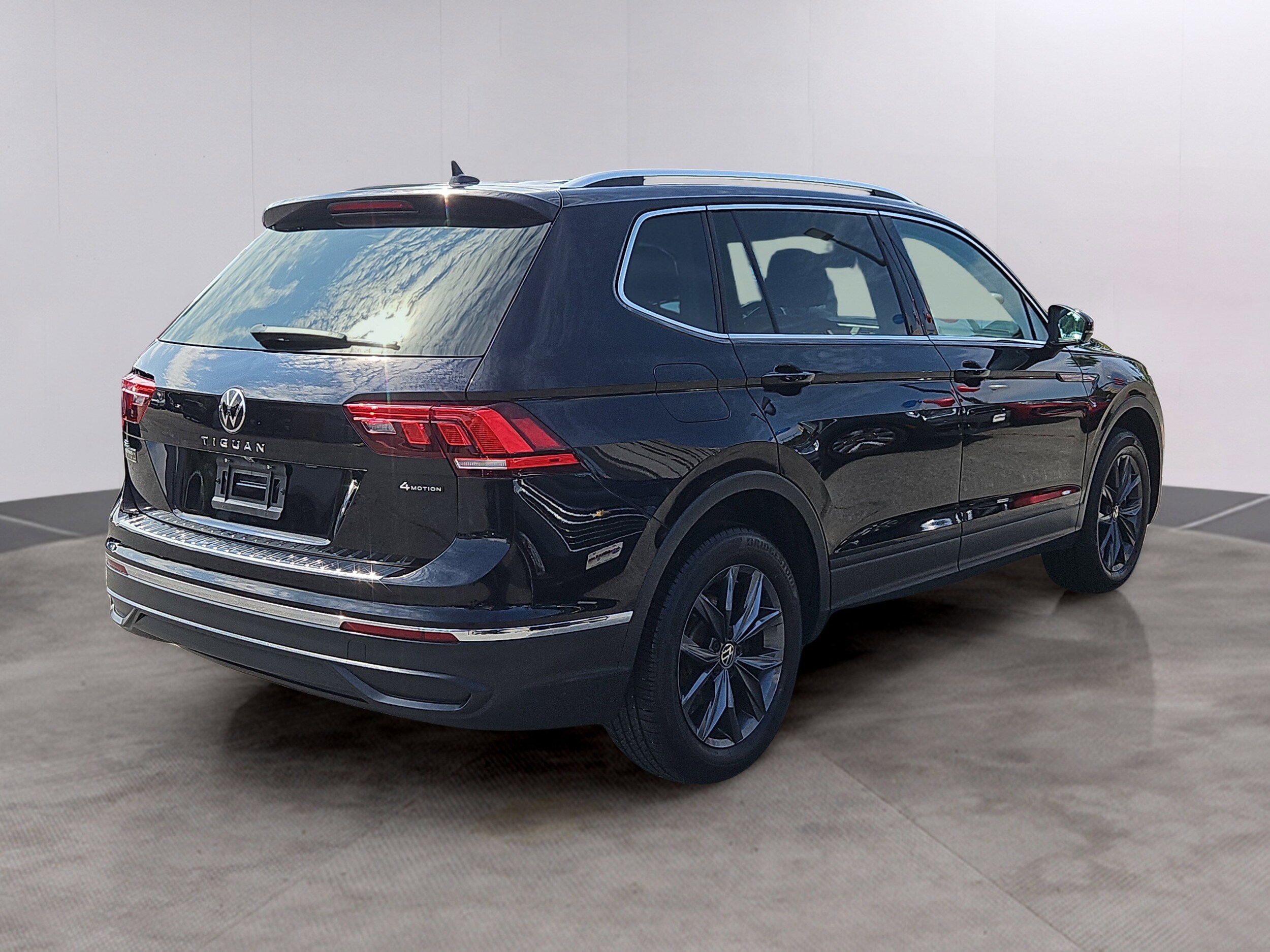 2023 Volkswagen Tiguan SE photo 2
