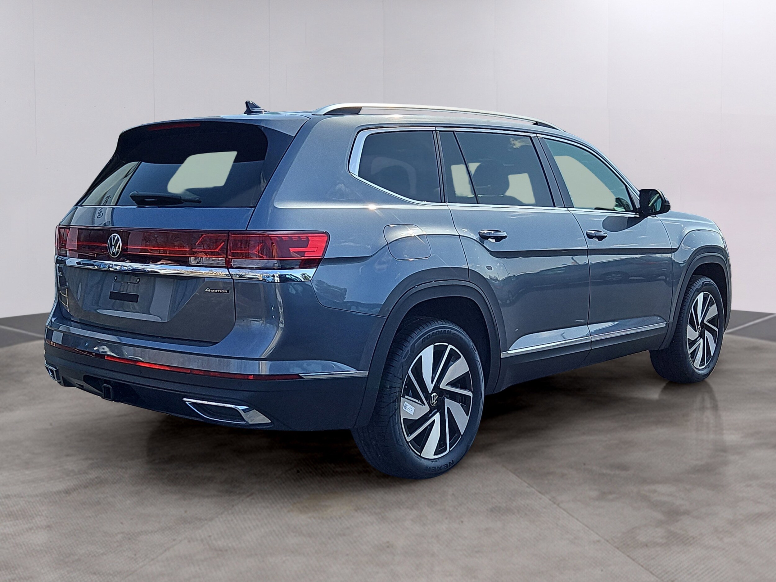 2025 Volkswagen Atlas SEL photo 2