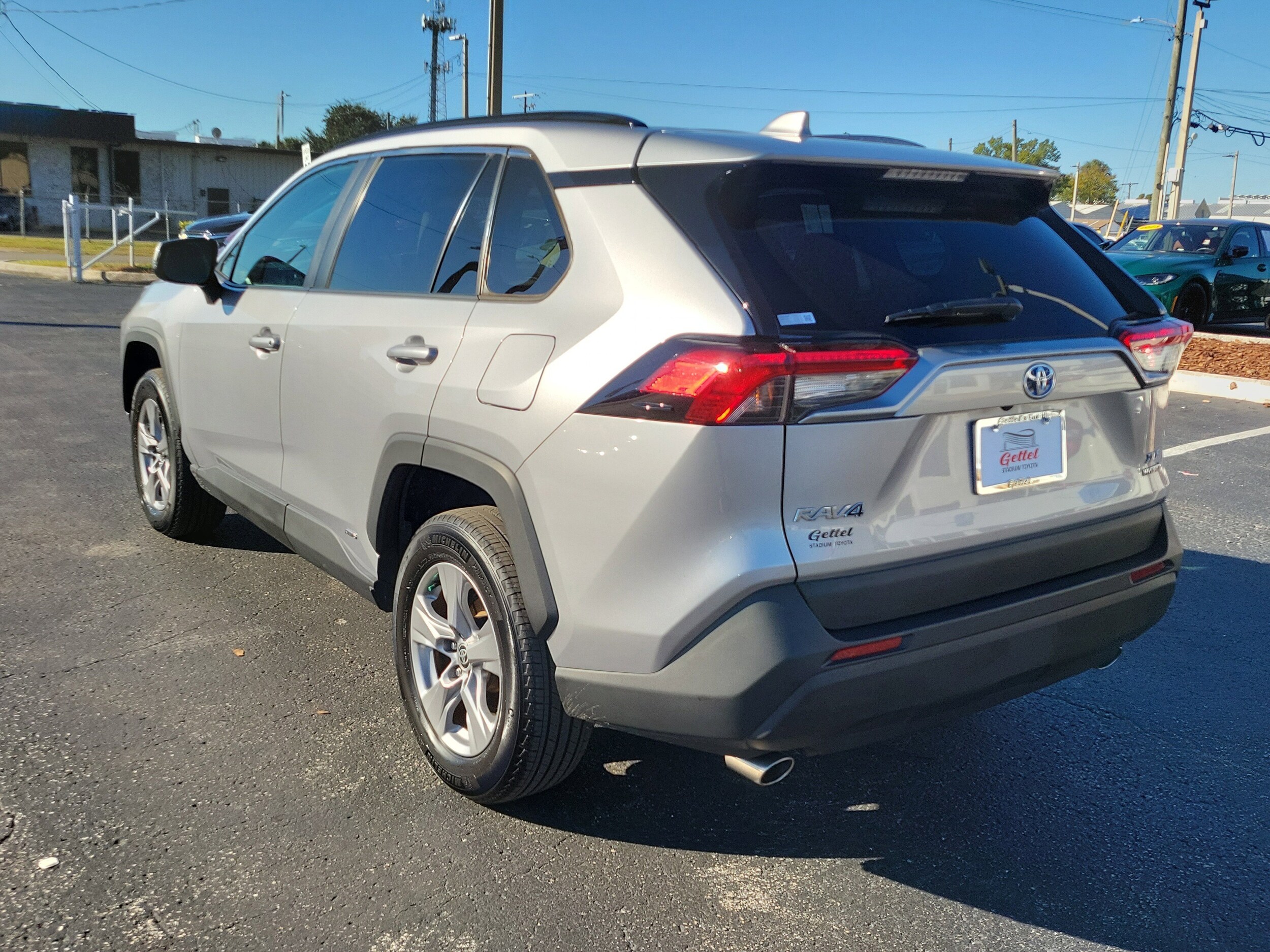 2022 Toyota RAV4 Hybrid XLE photo 4