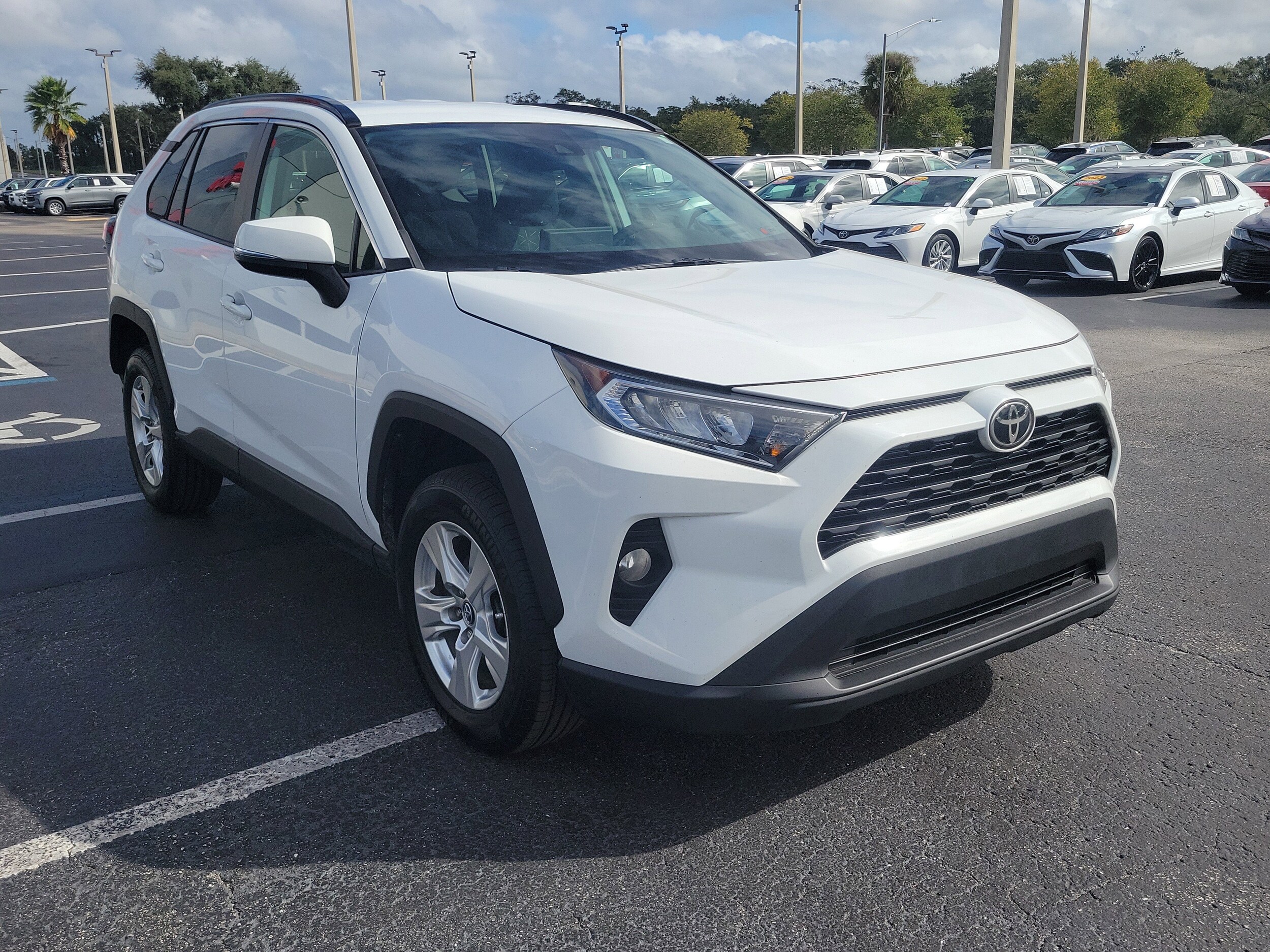 2021 Toyota RAV4 XLE photo 2