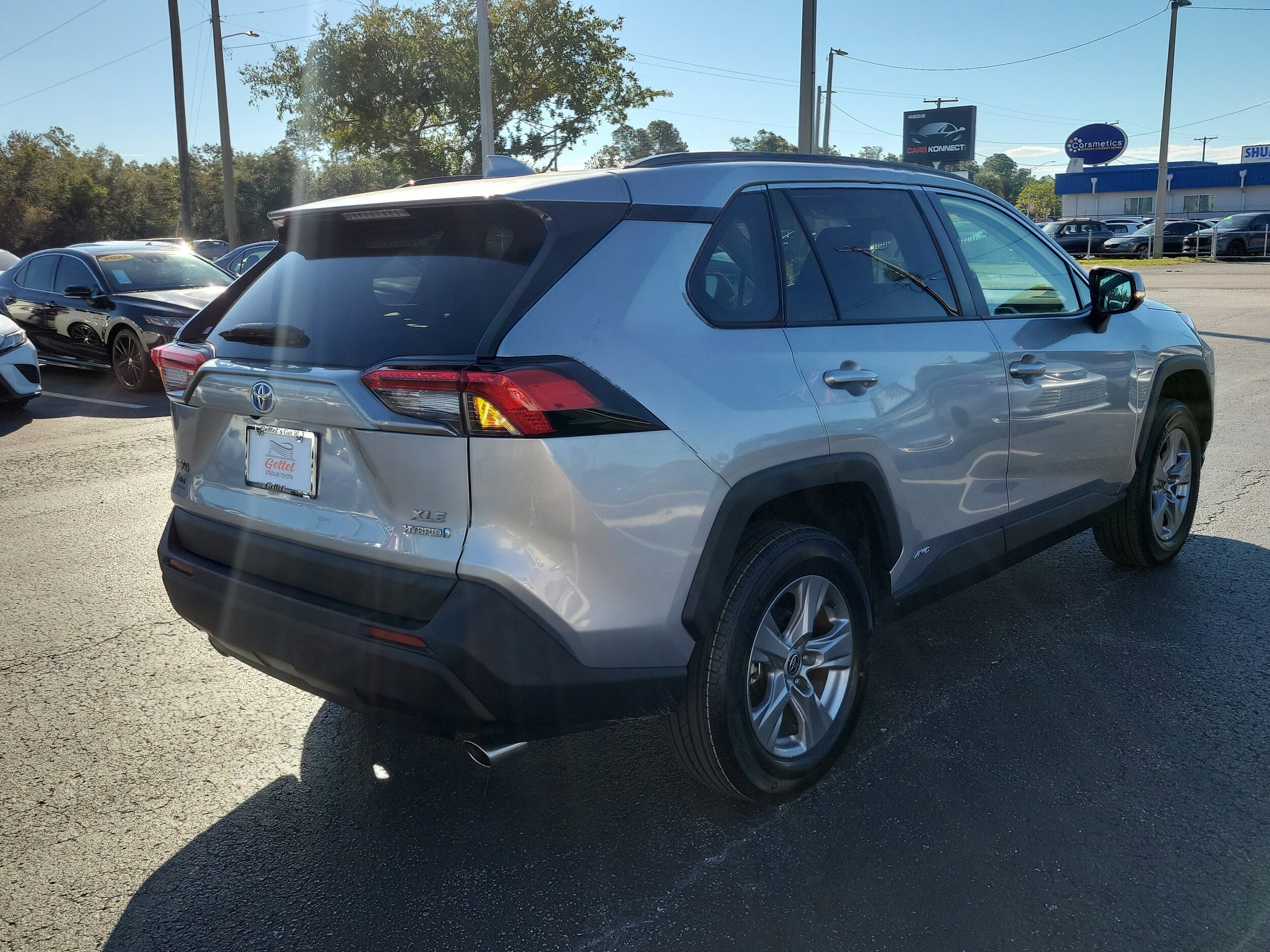 2022 Toyota RAV4 Hybrid XLE photo 3
