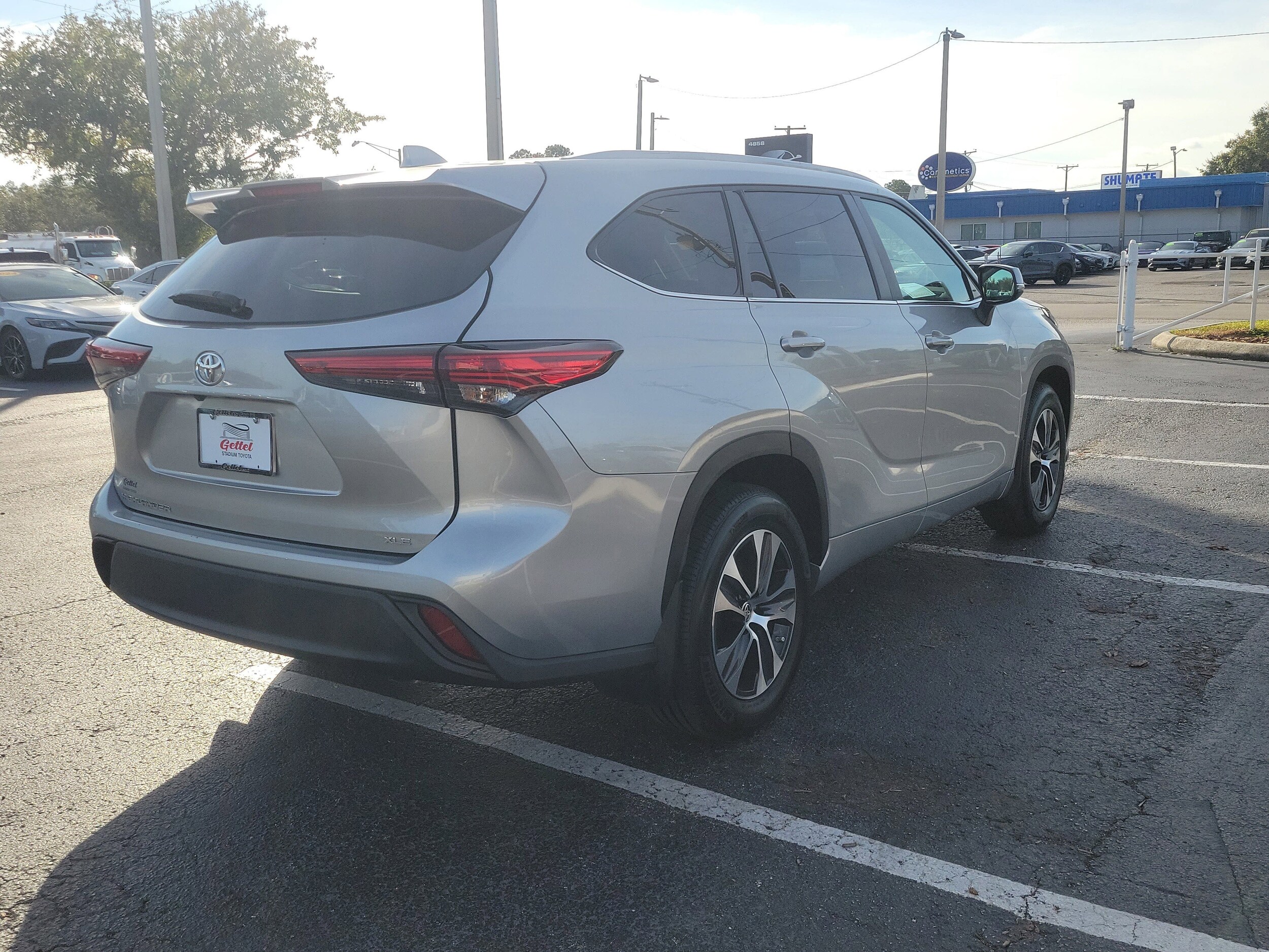 2023 Toyota Highlander LE photo 3