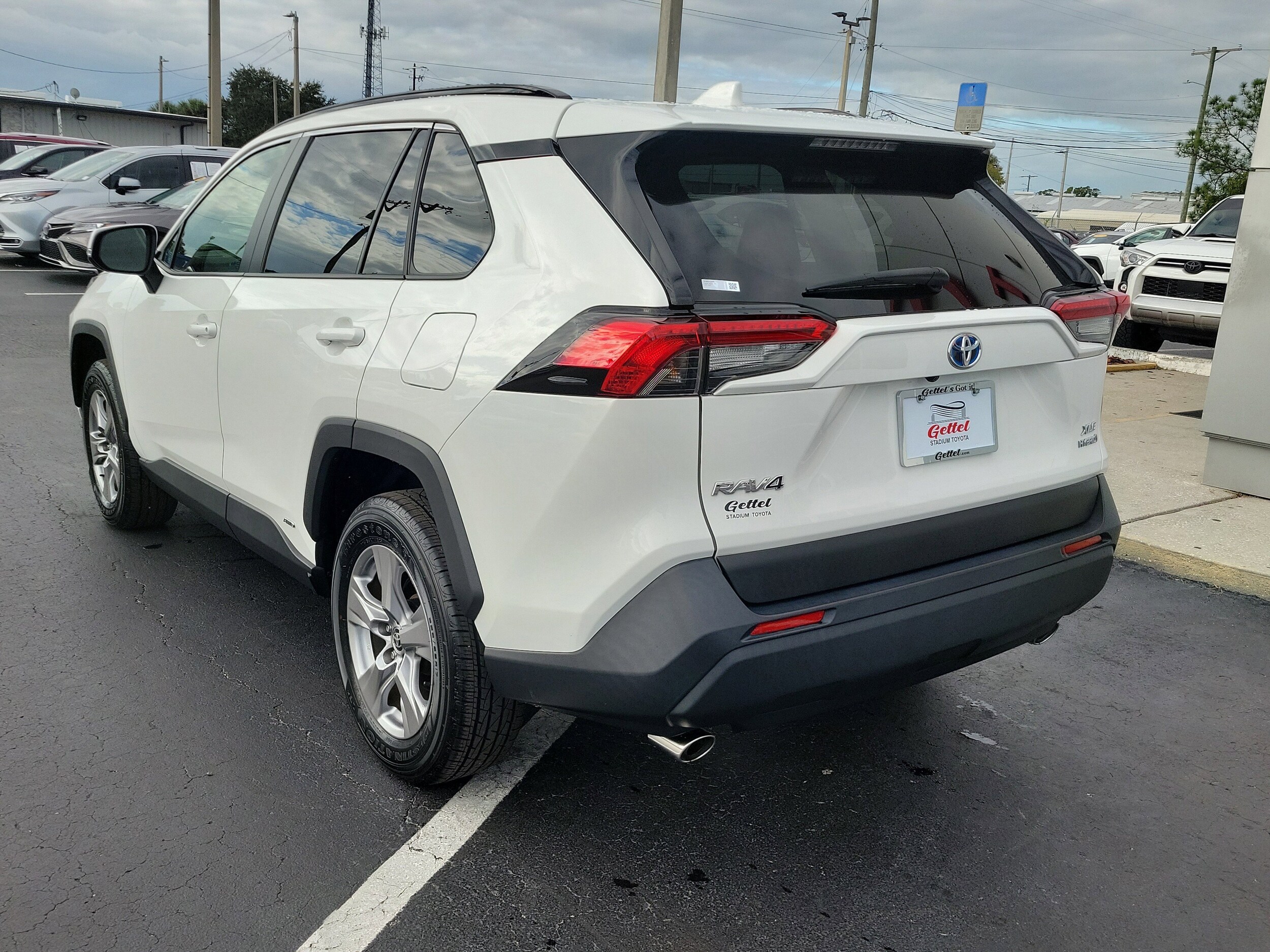2023 Toyota RAV4 Hybrid XLE photo 3