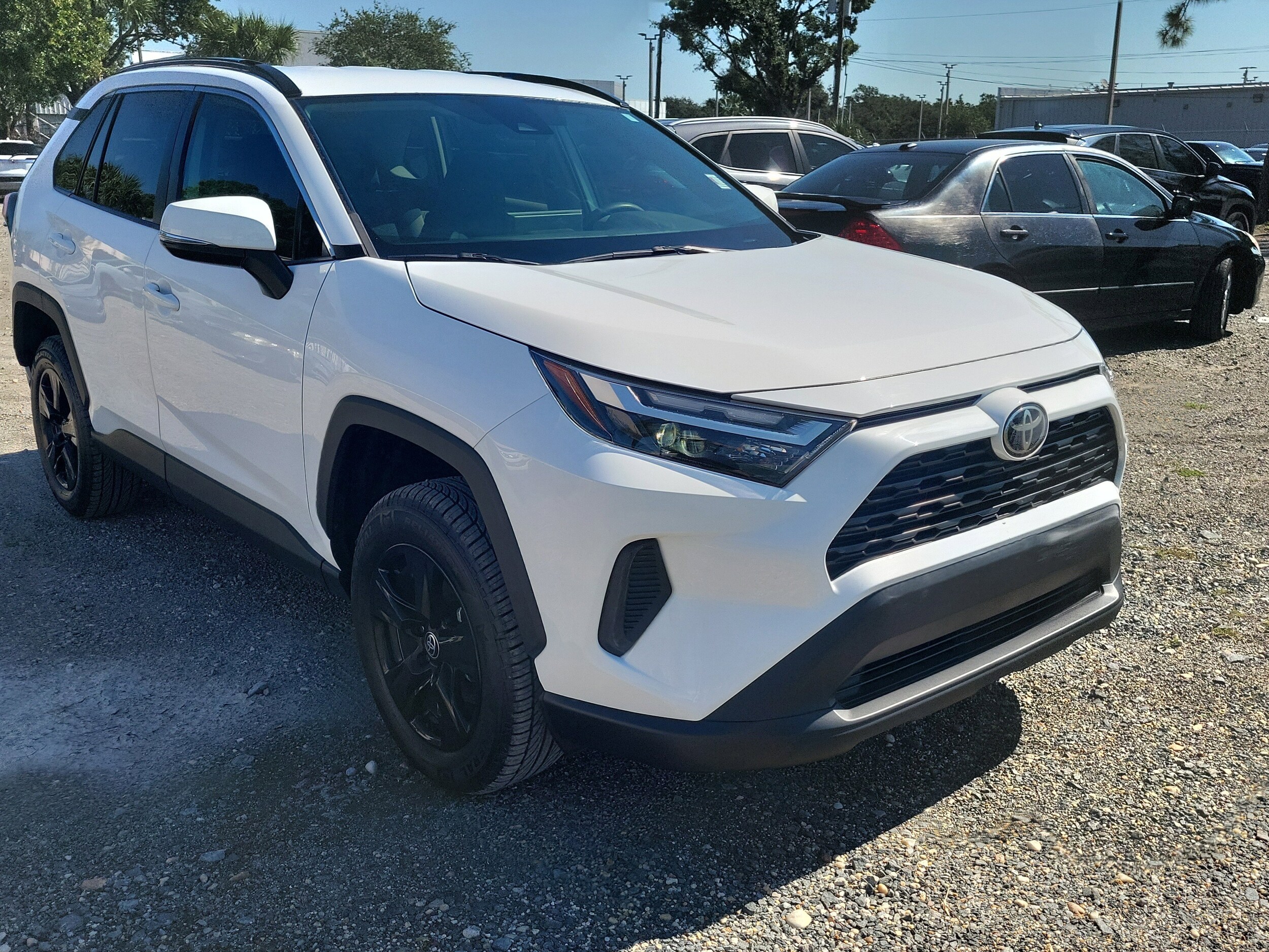 2022 Toyota RAV4 XLE photo 2