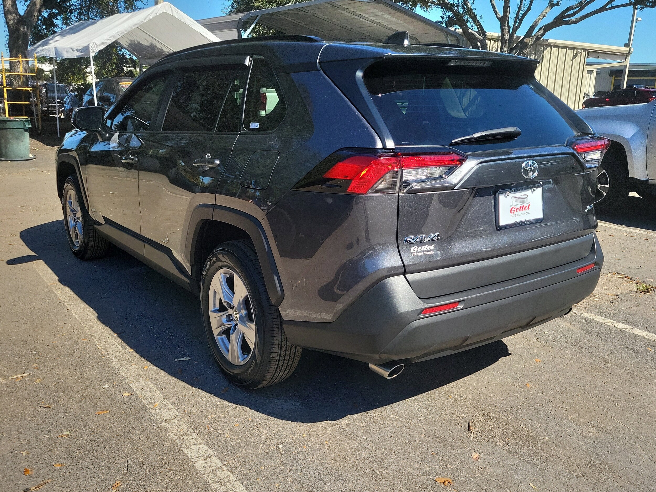 2023 Toyota RAV4 XLE photo 3