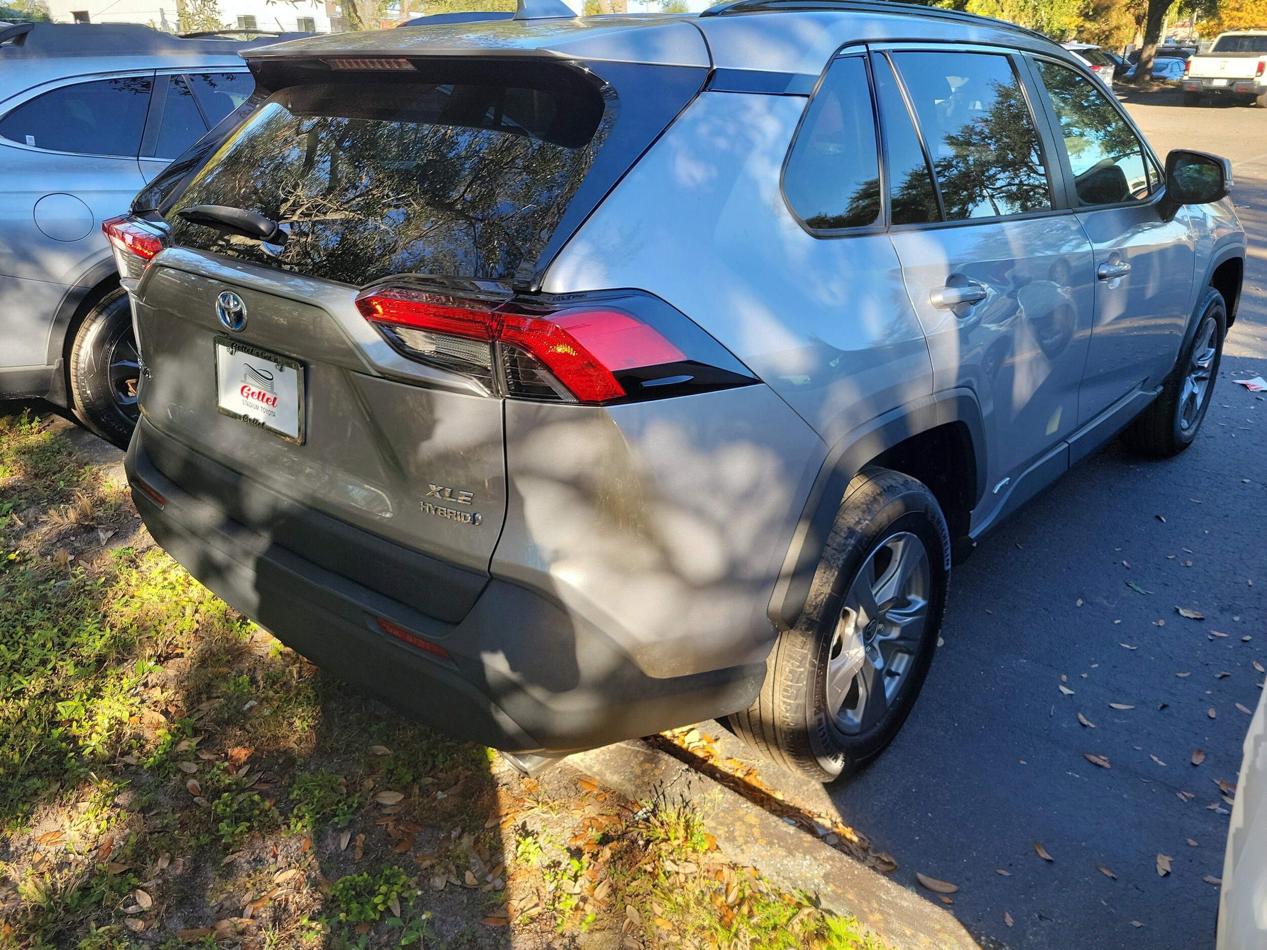 2022 Toyota RAV4 Hybrid XLE photo 4