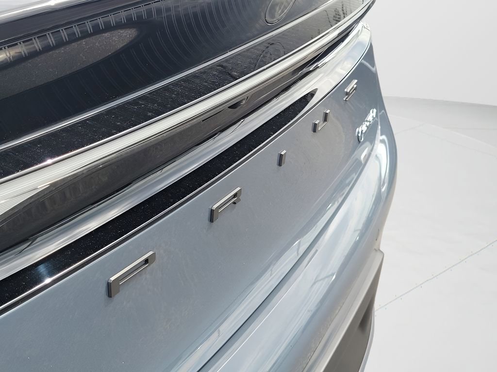 2026 Toyota Prius Plug-in Hybrid SE - Photo 6
