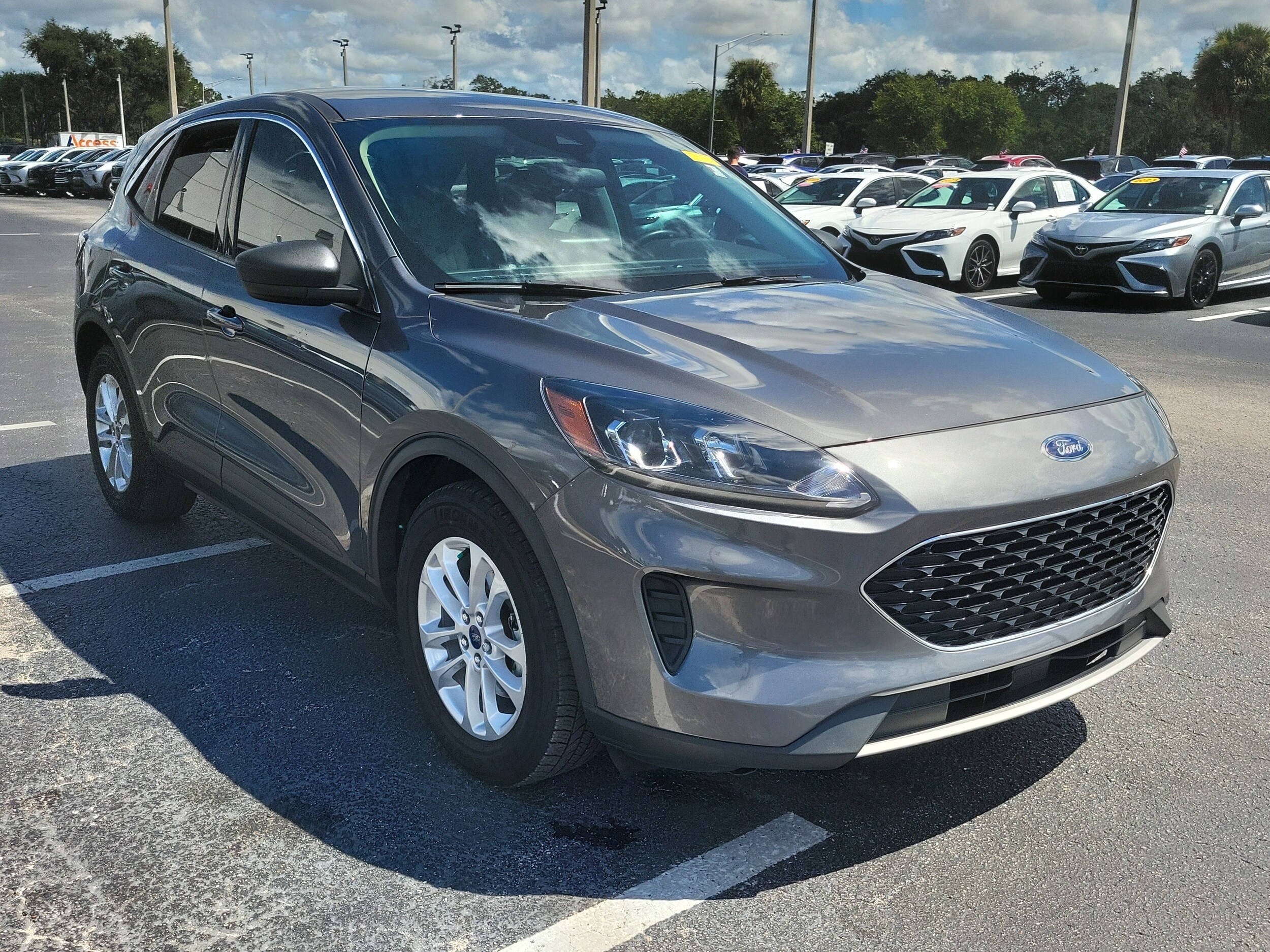 2022 Ford Escape SE photo 2