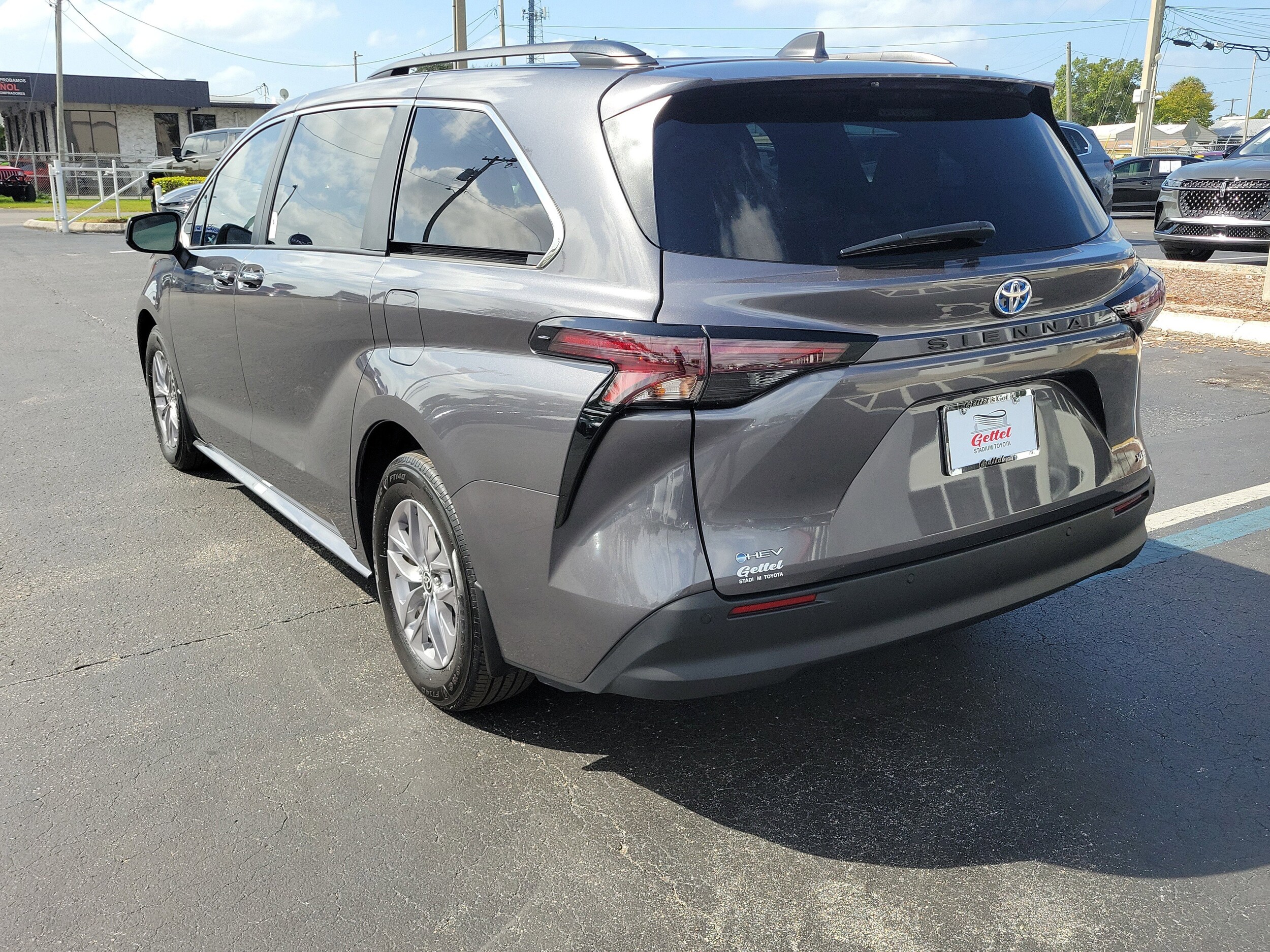 2025 Toyota Sienna XLE photo 4