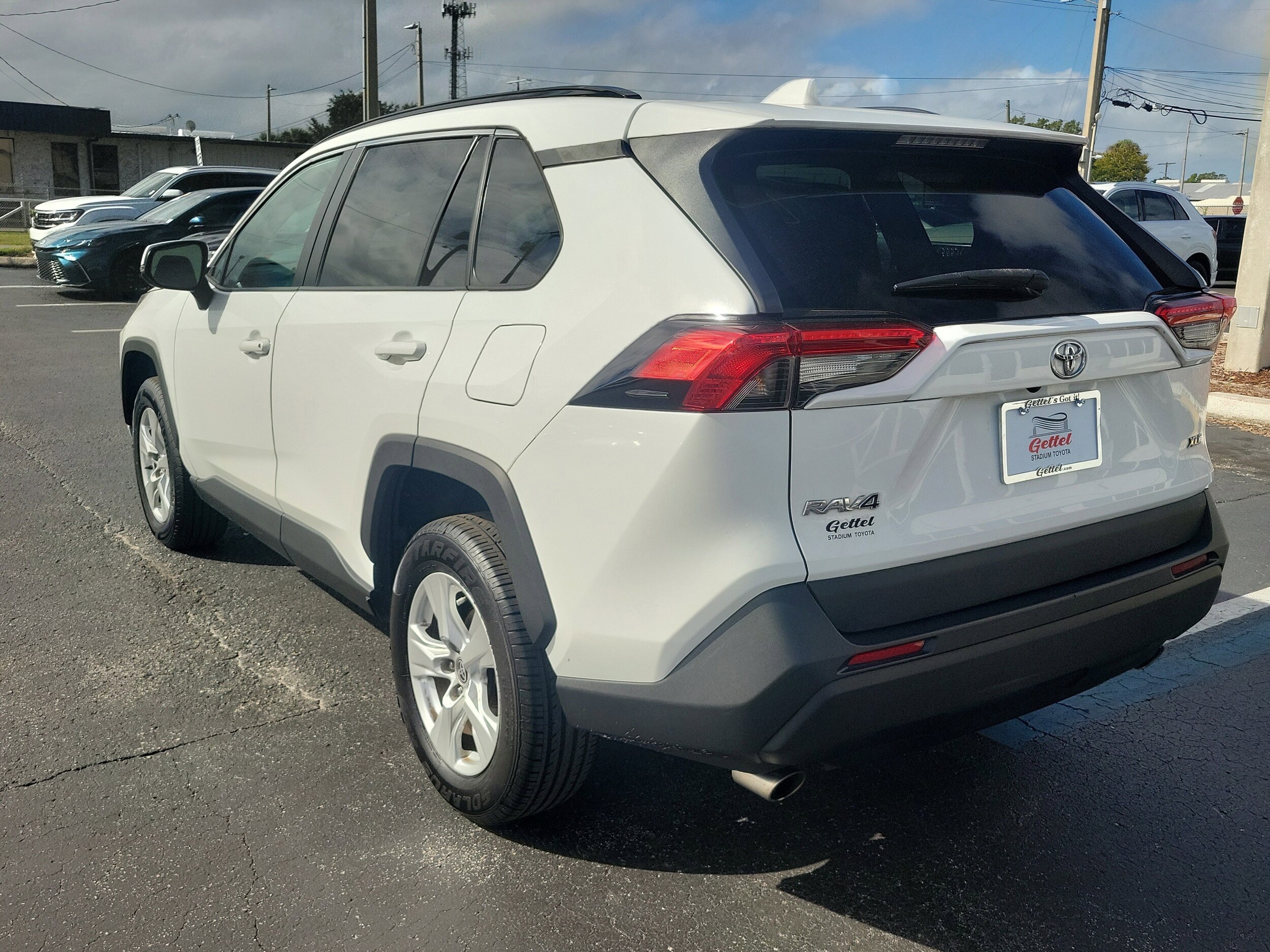 2021 Toyota RAV4 XLE photo 4
