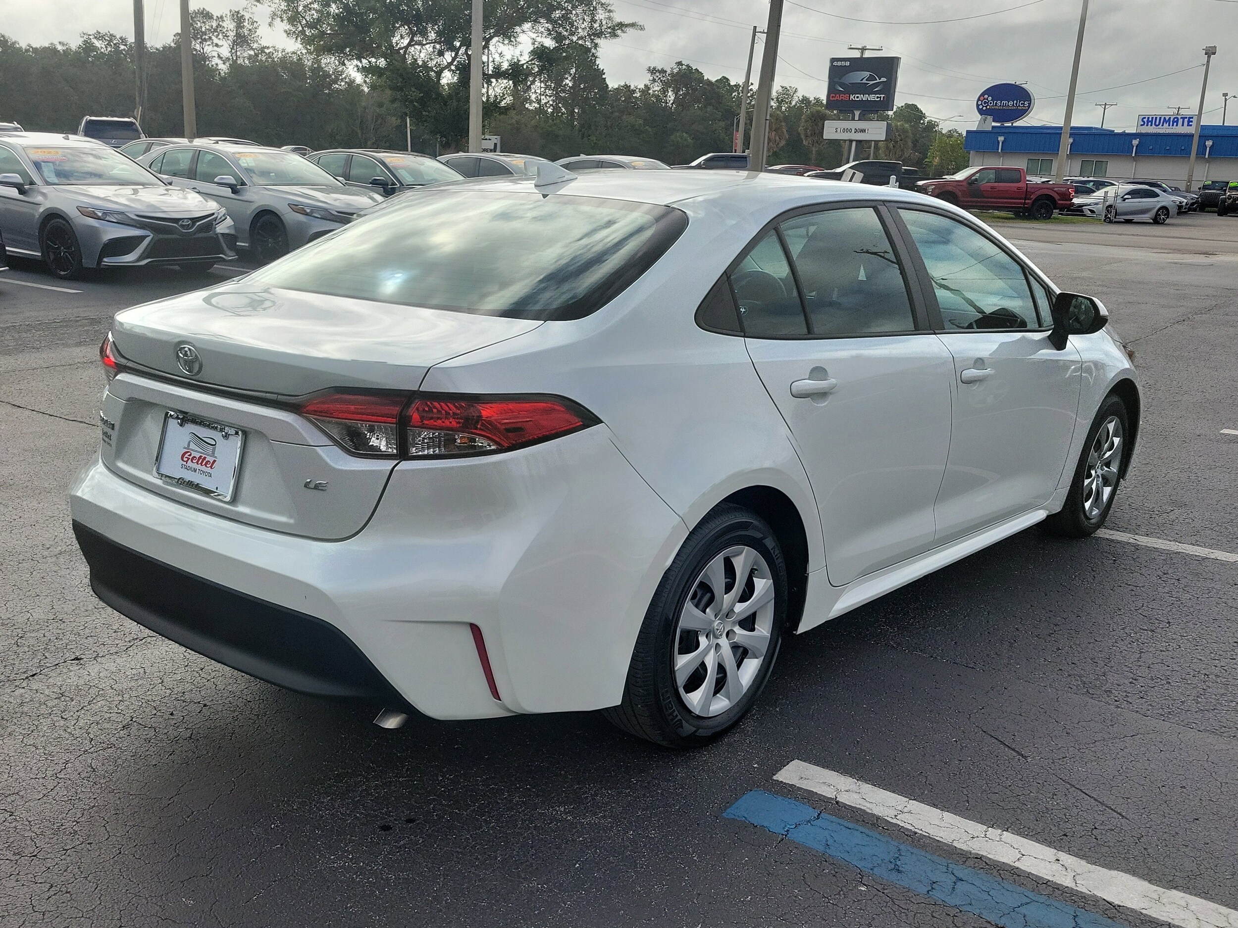 2023 Toyota Corolla LE photo 3