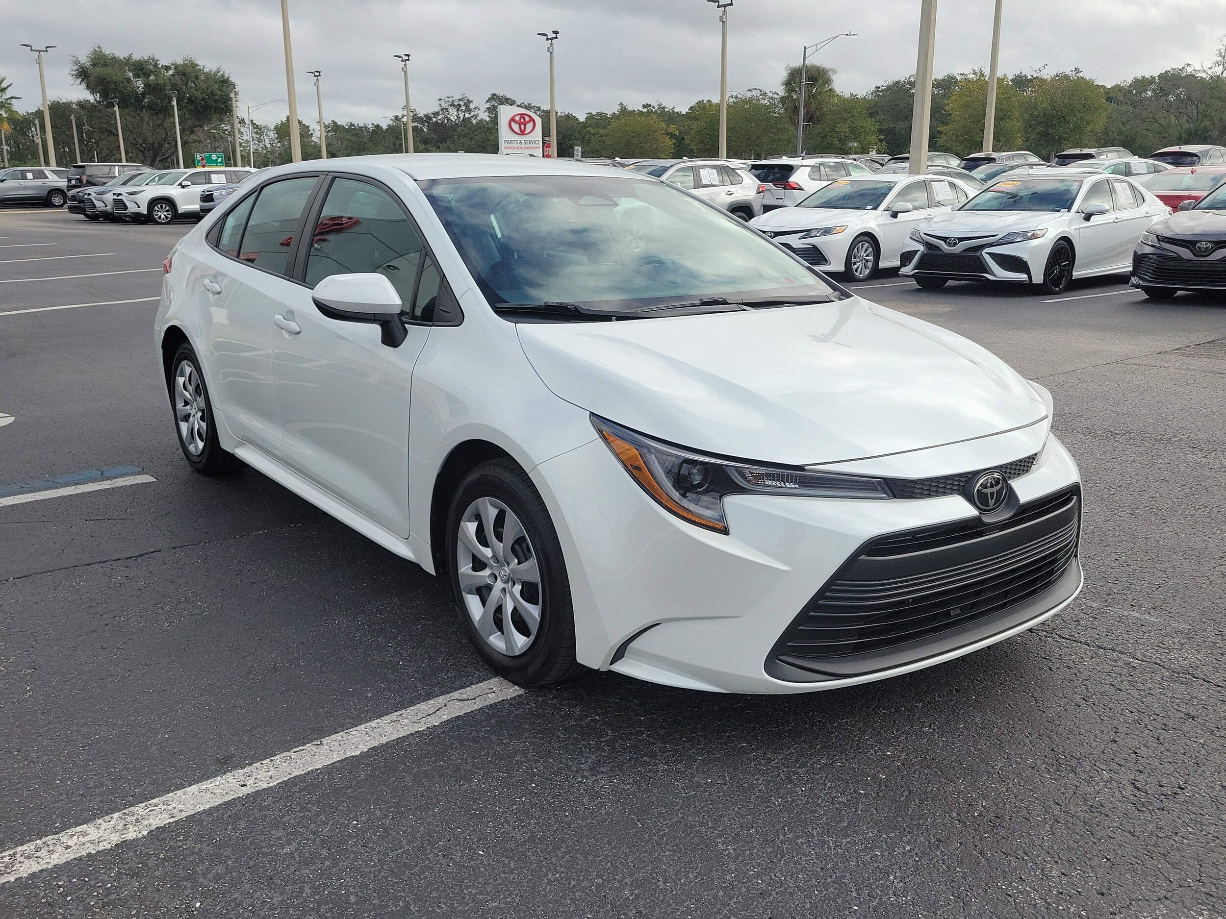 2023 Toyota Corolla LE photo 2