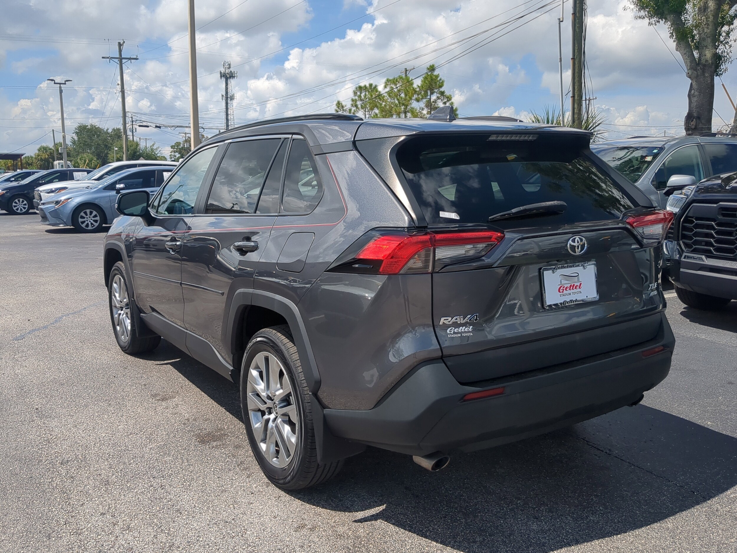 2022 Toyota RAV4 XLE Premium photo 4