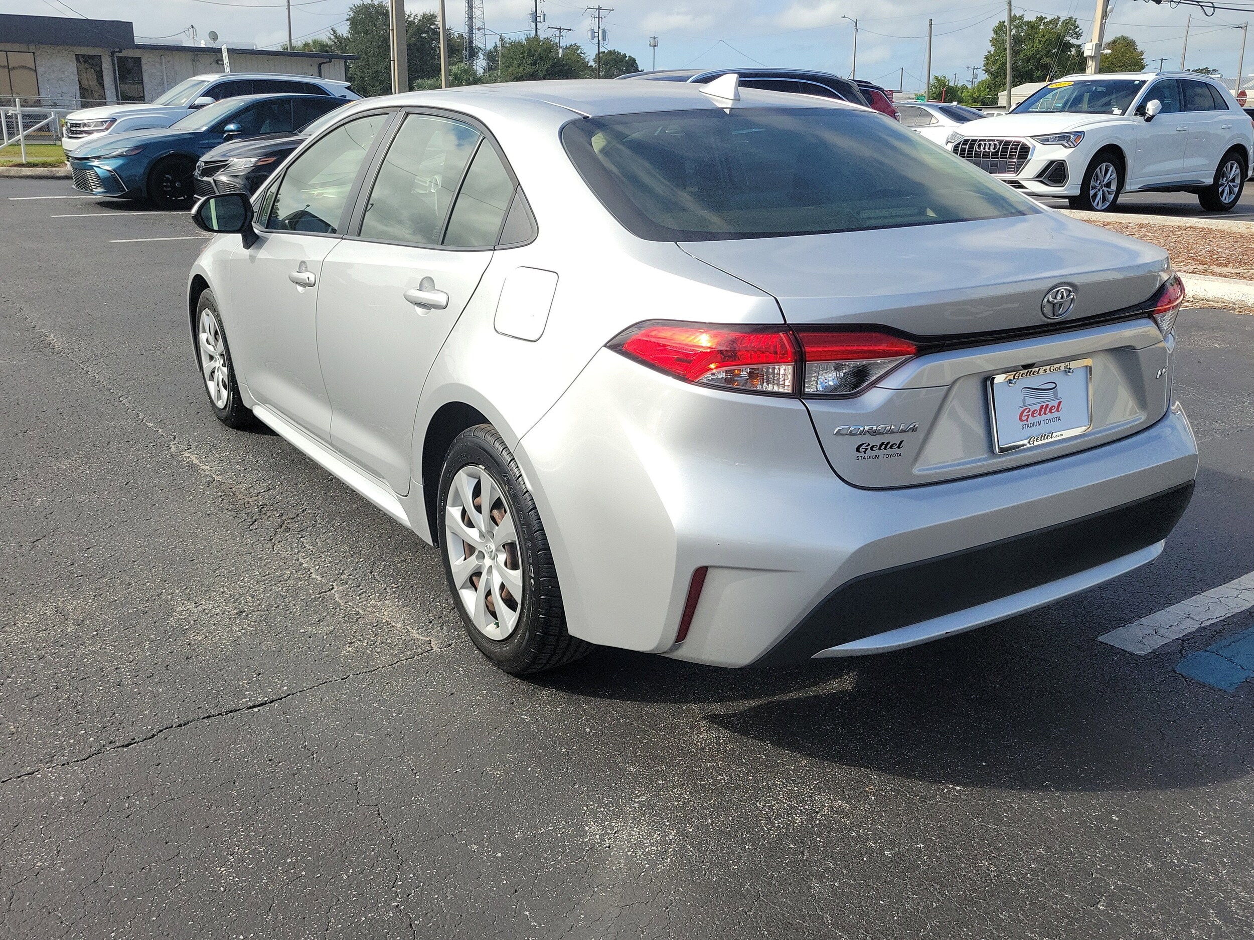 2020 Toyota Corolla LE photo 2