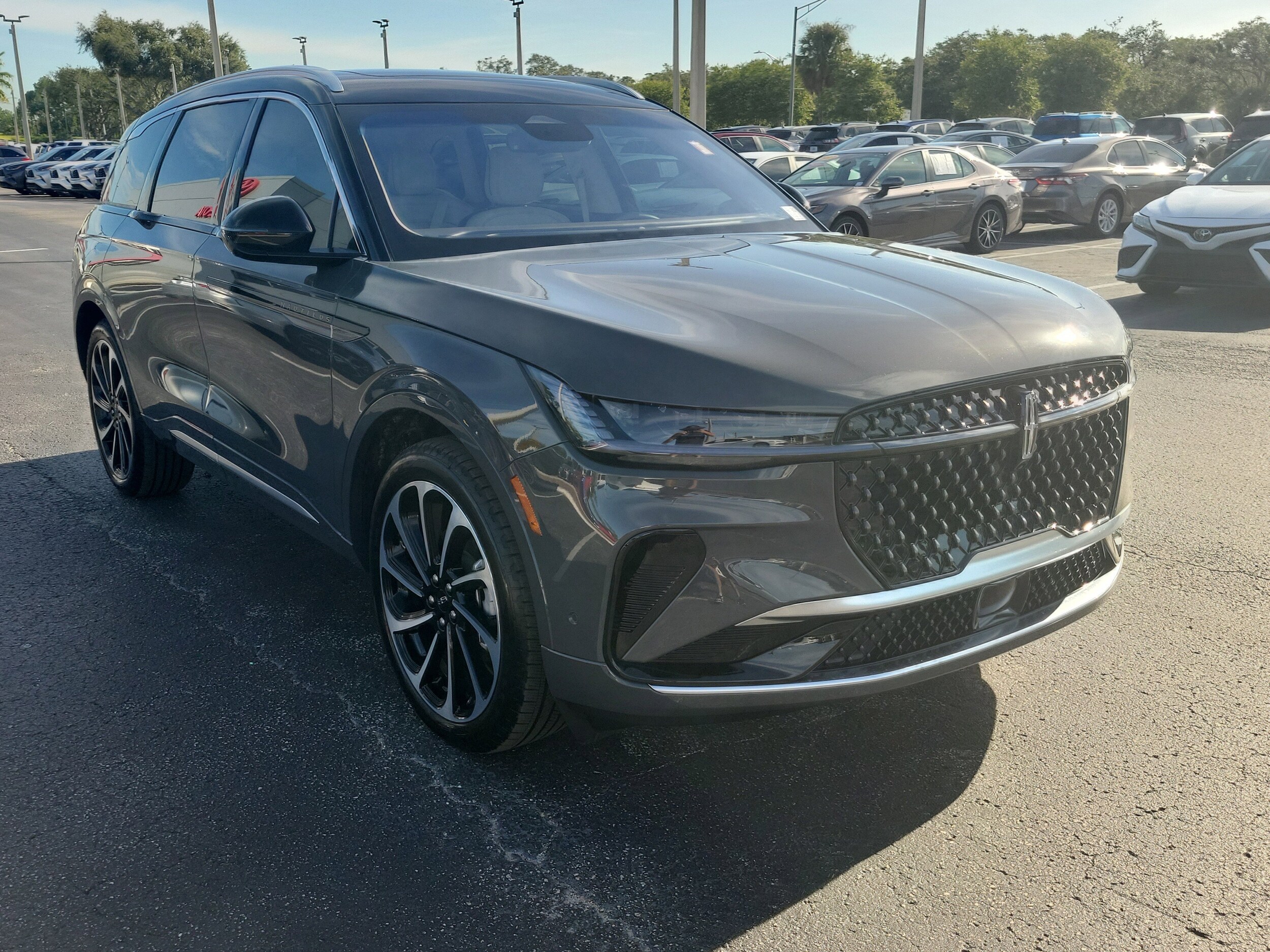 2024 Lincoln Nautilus Black Label photo 2