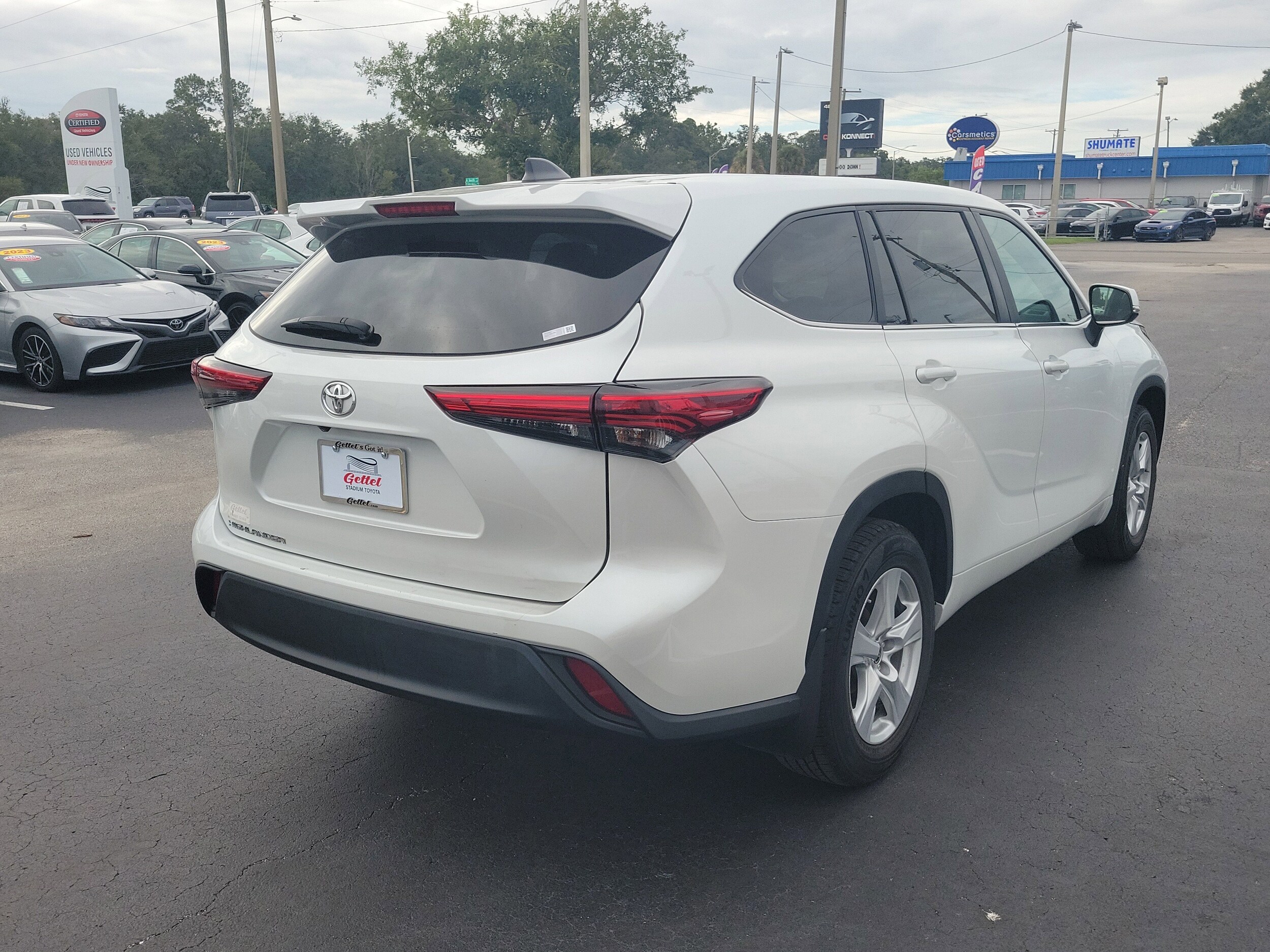 2023 Toyota Highlander L photo 3