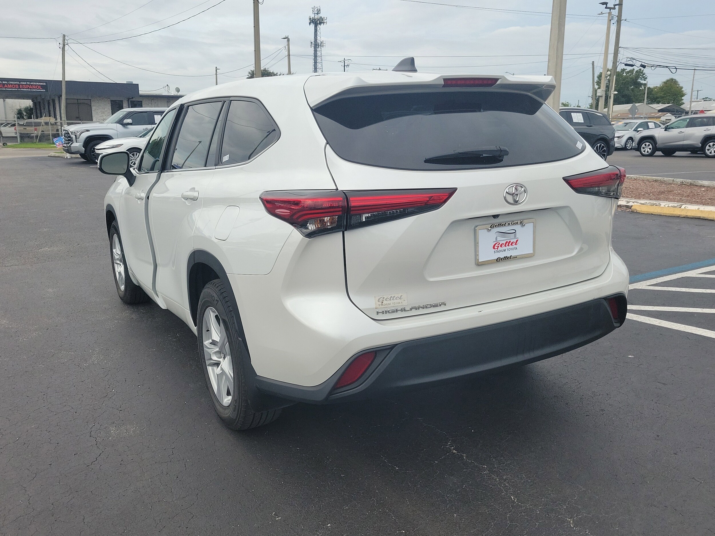 2023 Toyota Highlander L photo 4