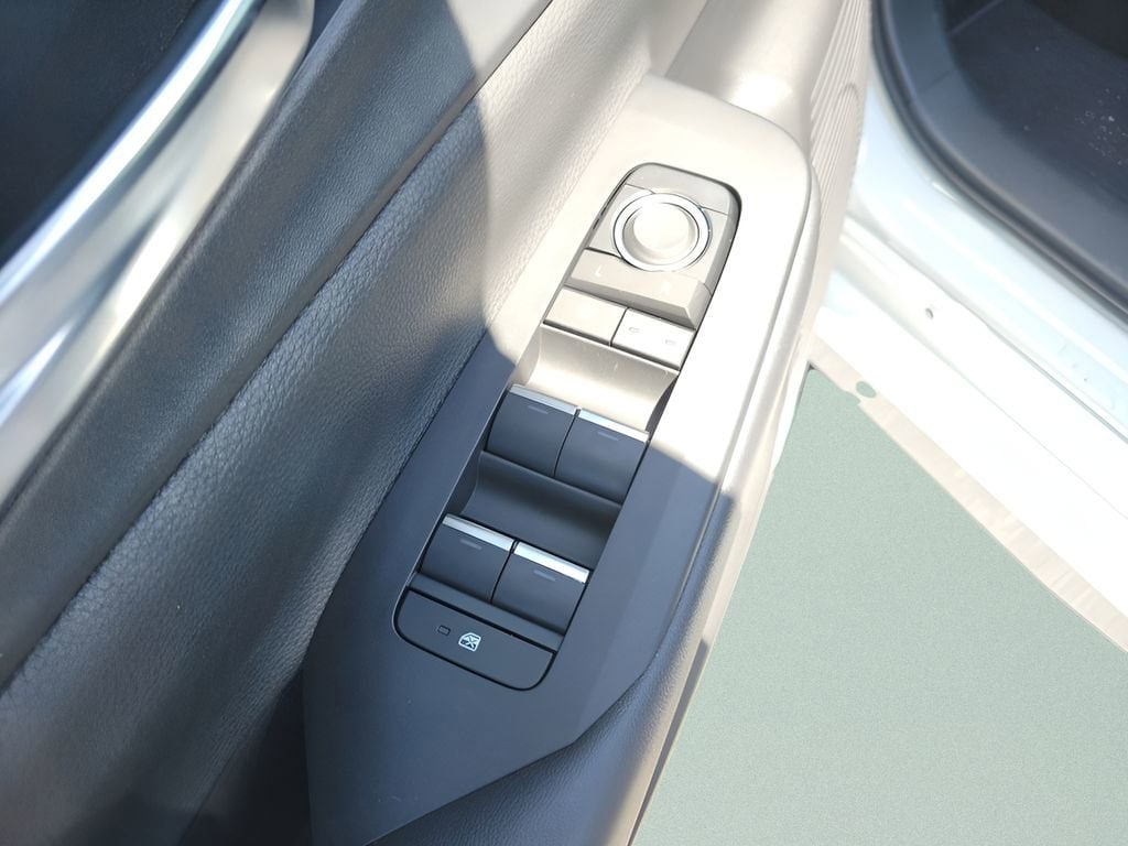 2026 Toyota Prius Plug-in Hybrid XSE - Photo 16