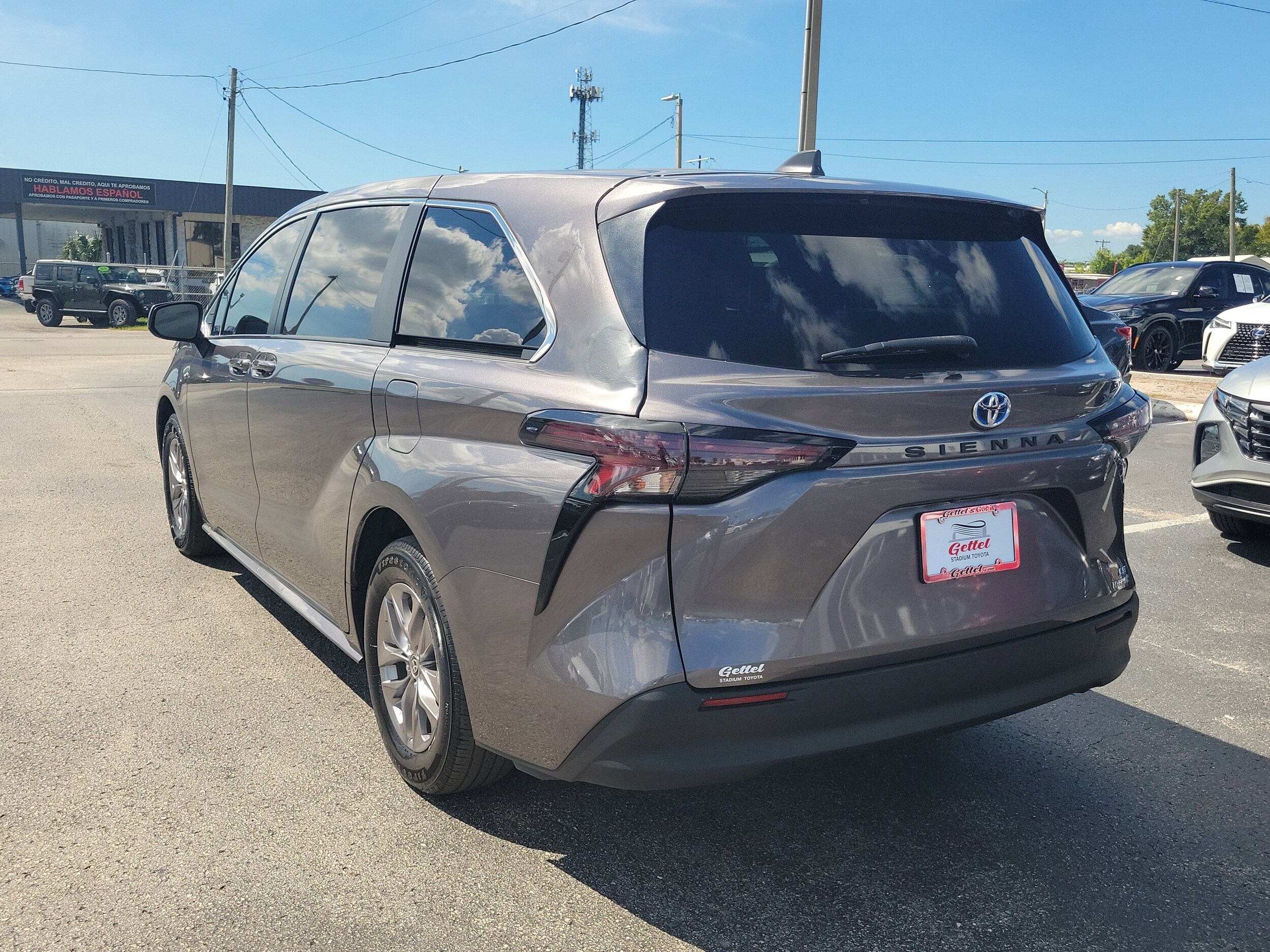 2023 Toyota Sienna LE photo 2