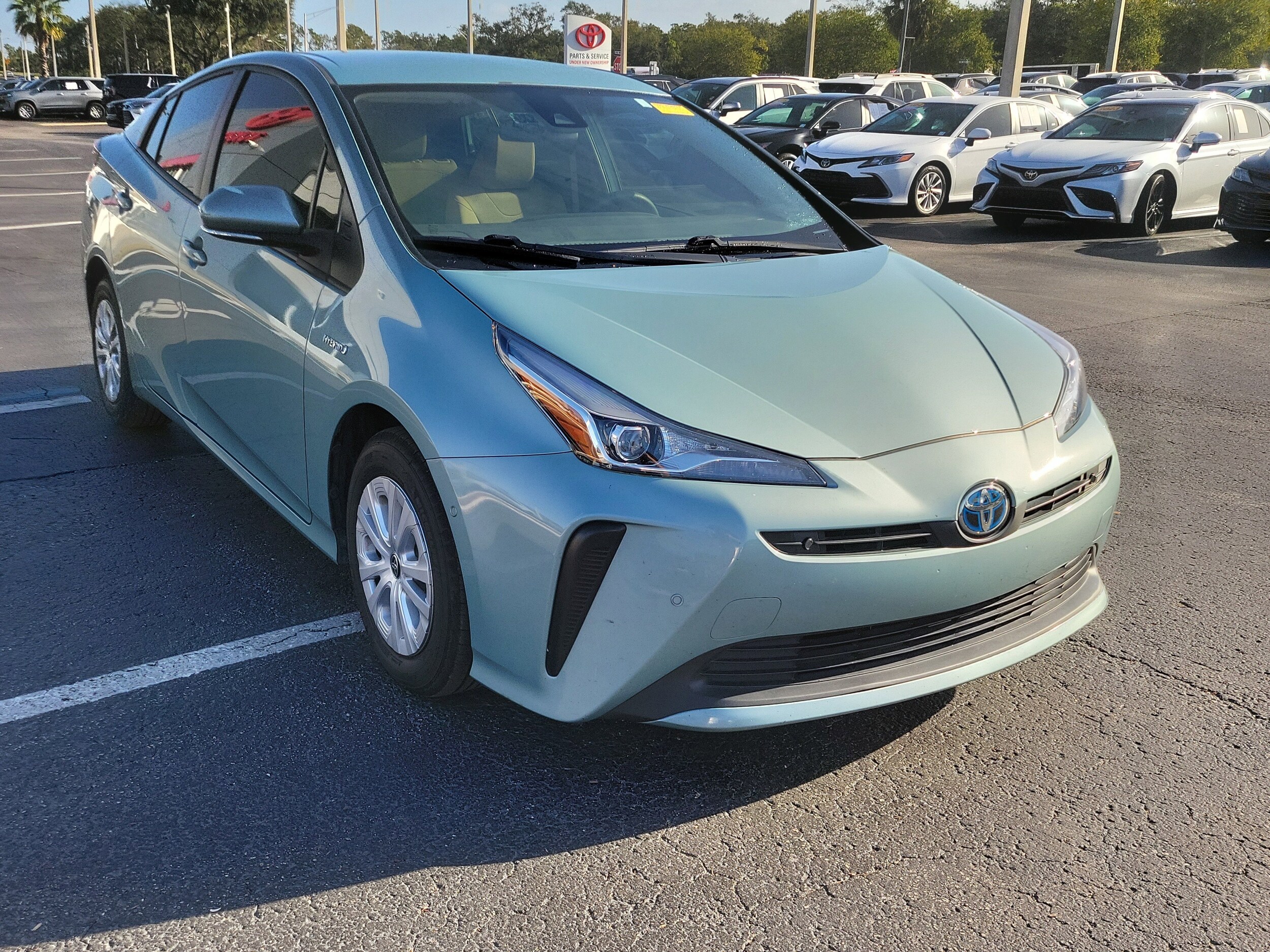 2022 Toyota Prius LE photo 2