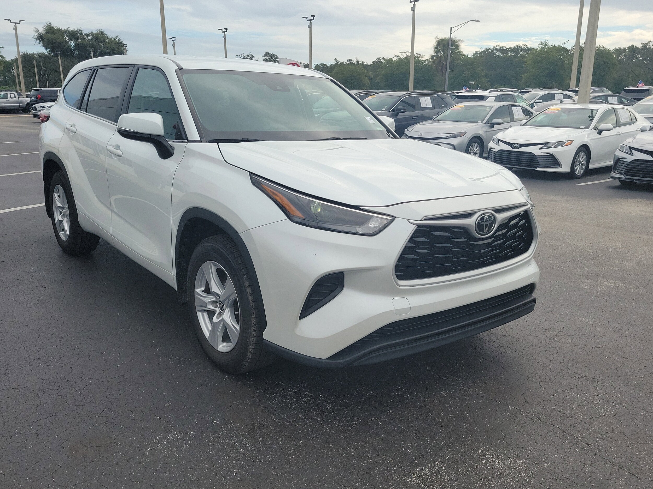 2023 Toyota Highlander L photo 2