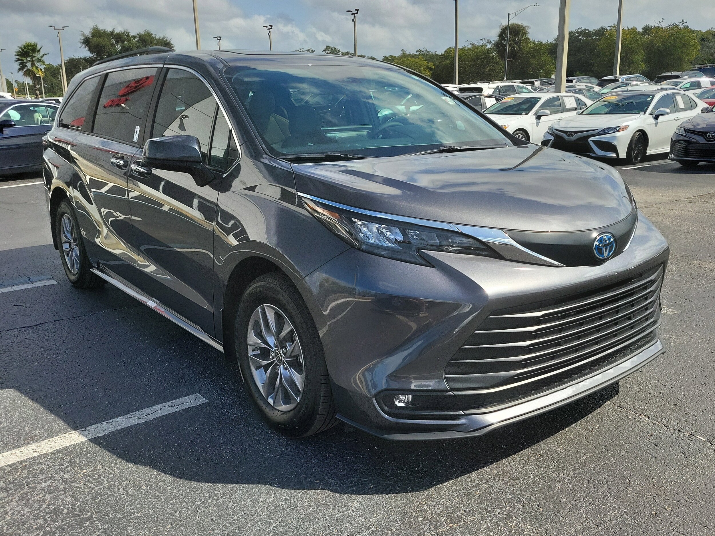 2025 Toyota Sienna XLE photo 2