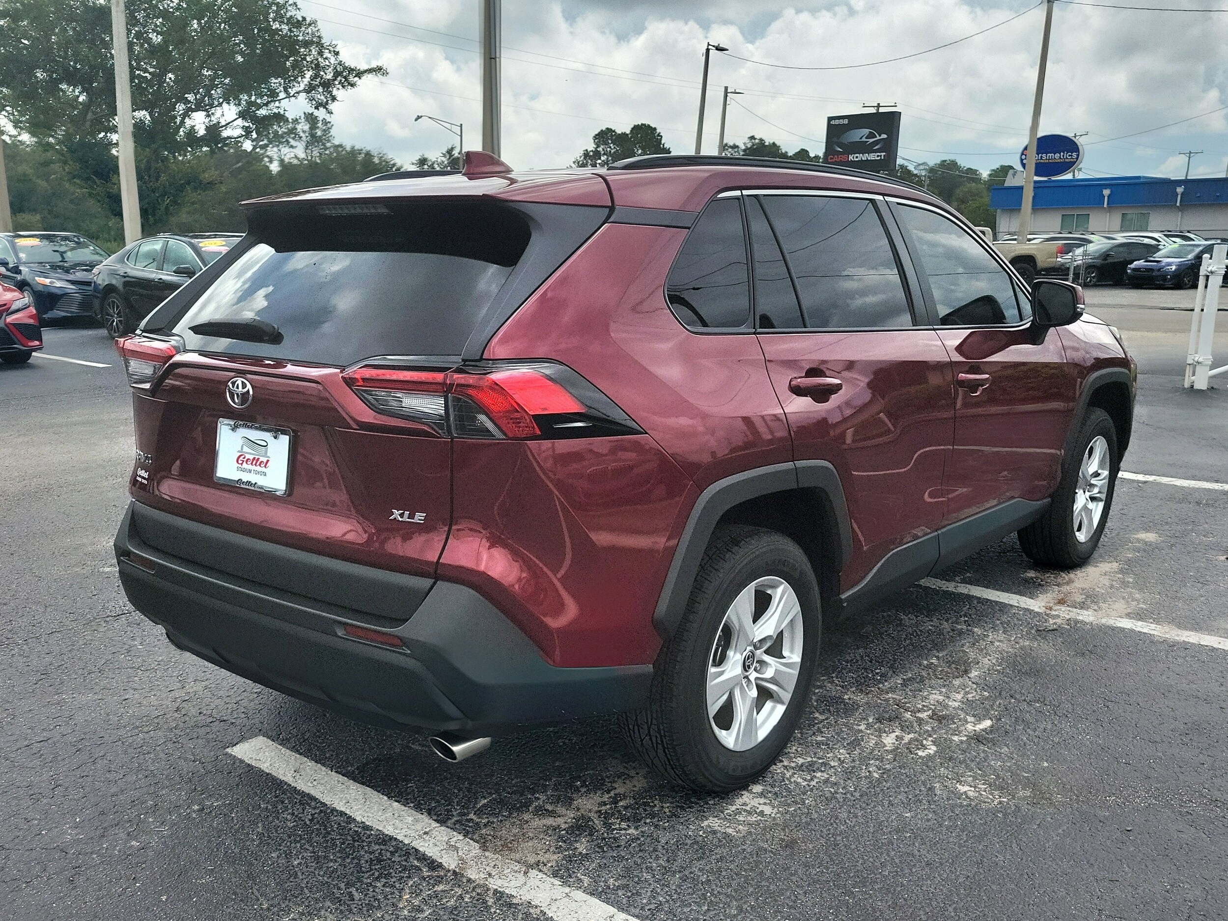 2021 Toyota RAV4 XLE photo 2