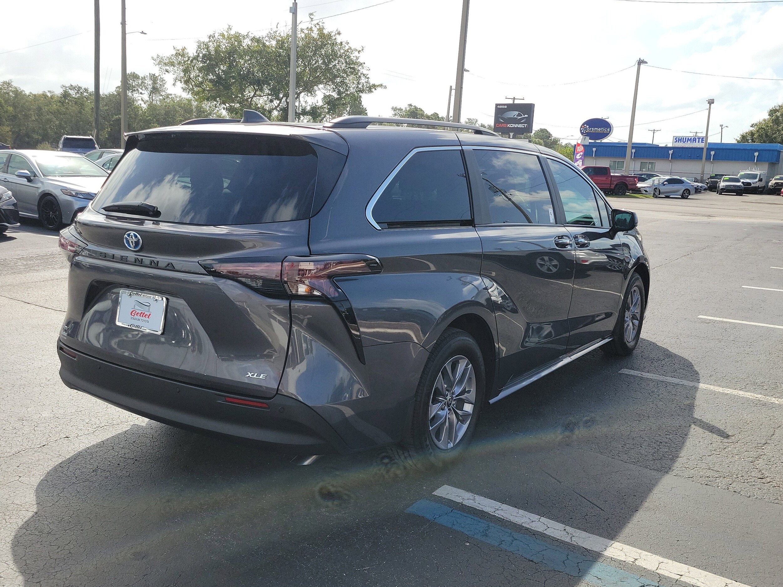 2025 Toyota Sienna XLE photo 3