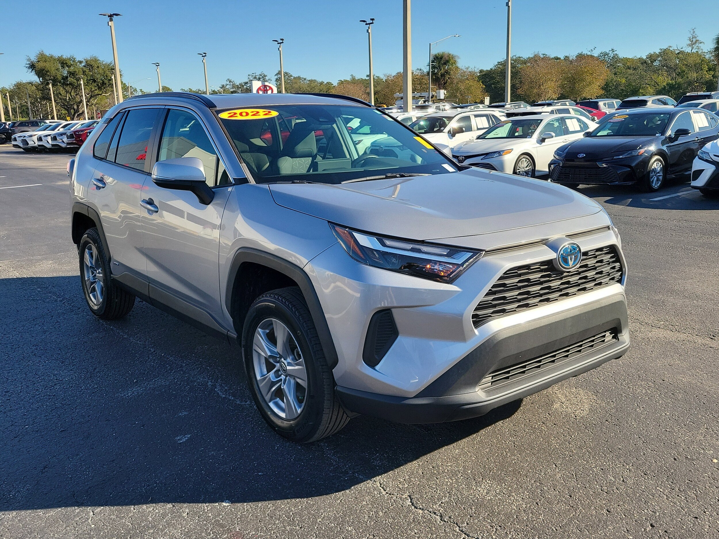 2022 Toyota RAV4 Hybrid XLE photo 2