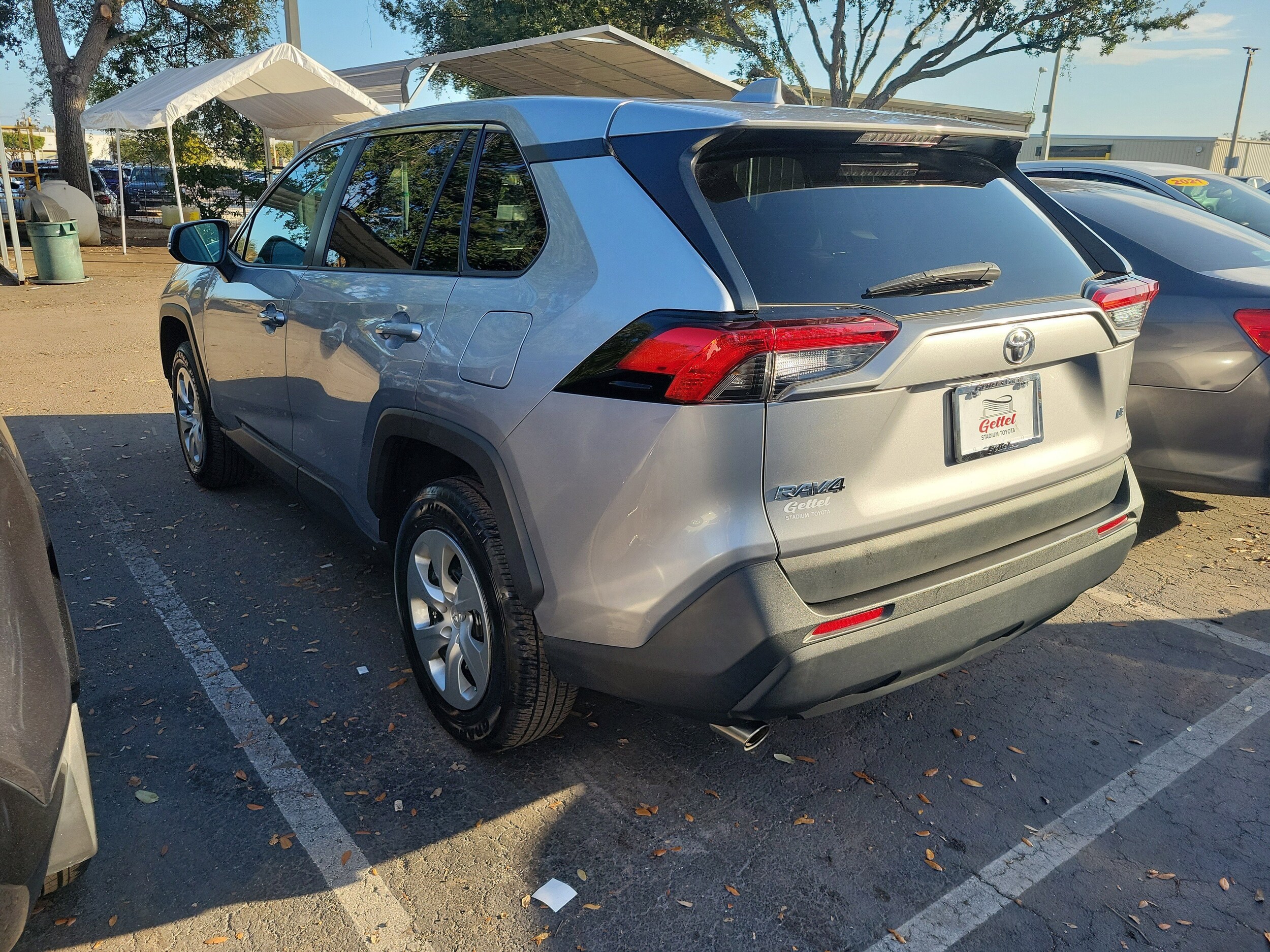 2023 Toyota RAV4 LE photo 3