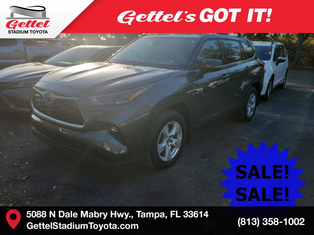 2022 Toyota Highlander LE's photo