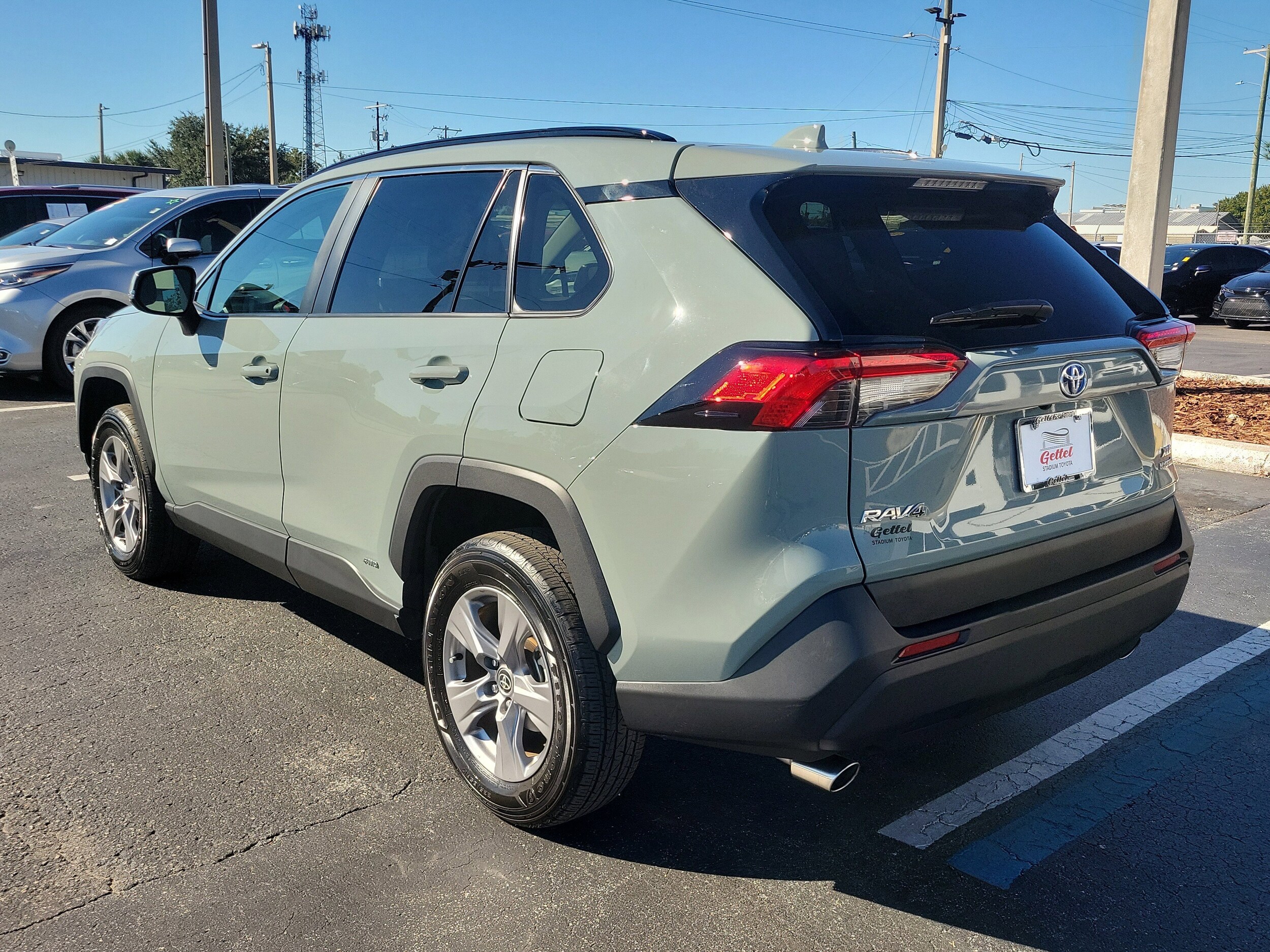 2023 Toyota RAV4 Hybrid XLE photo 4