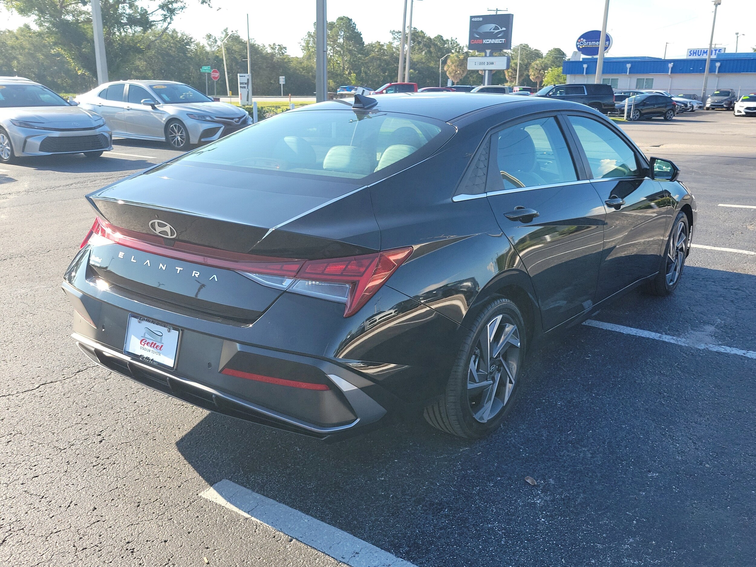 2024 Hyundai Elantra Limited photo 3