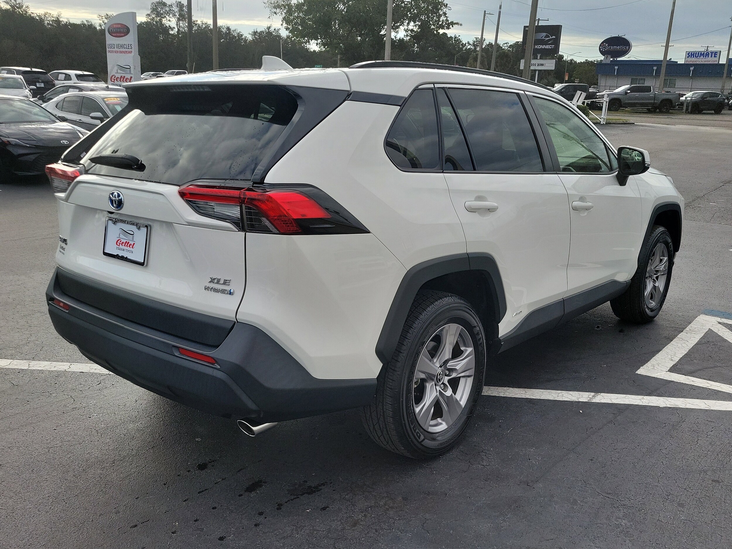 2023 Toyota RAV4 Hybrid XLE photo 2