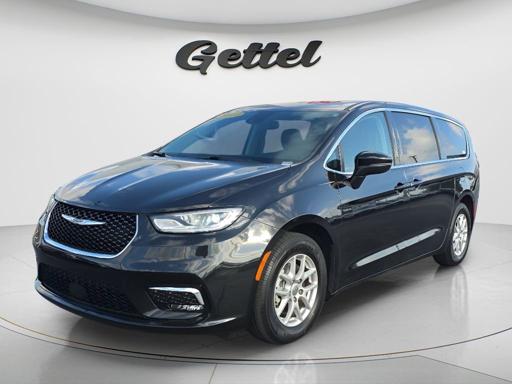 2023 Chrysler Pacifica Touring L's photo