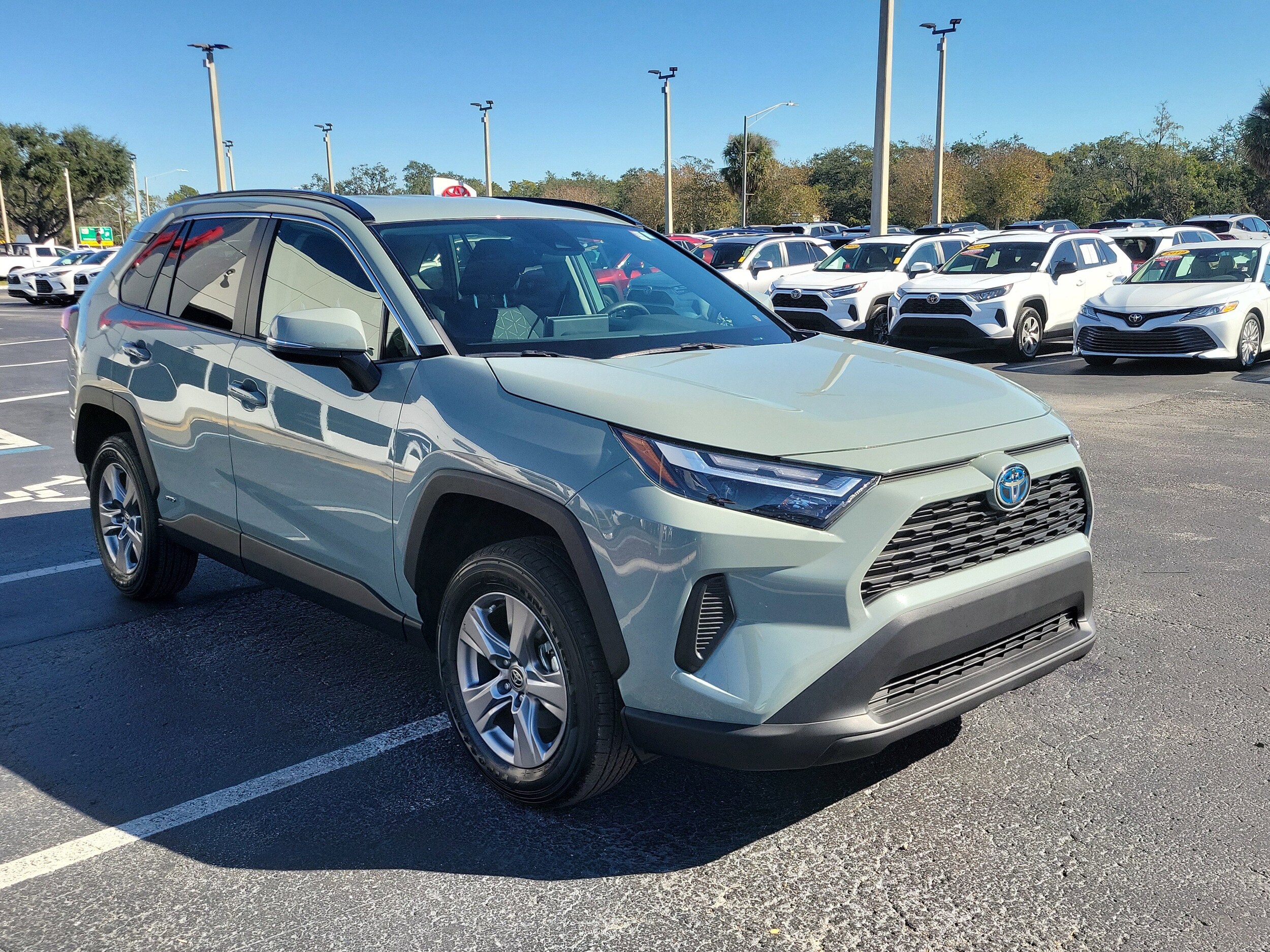 2023 Toyota RAV4 Hybrid XLE photo 2