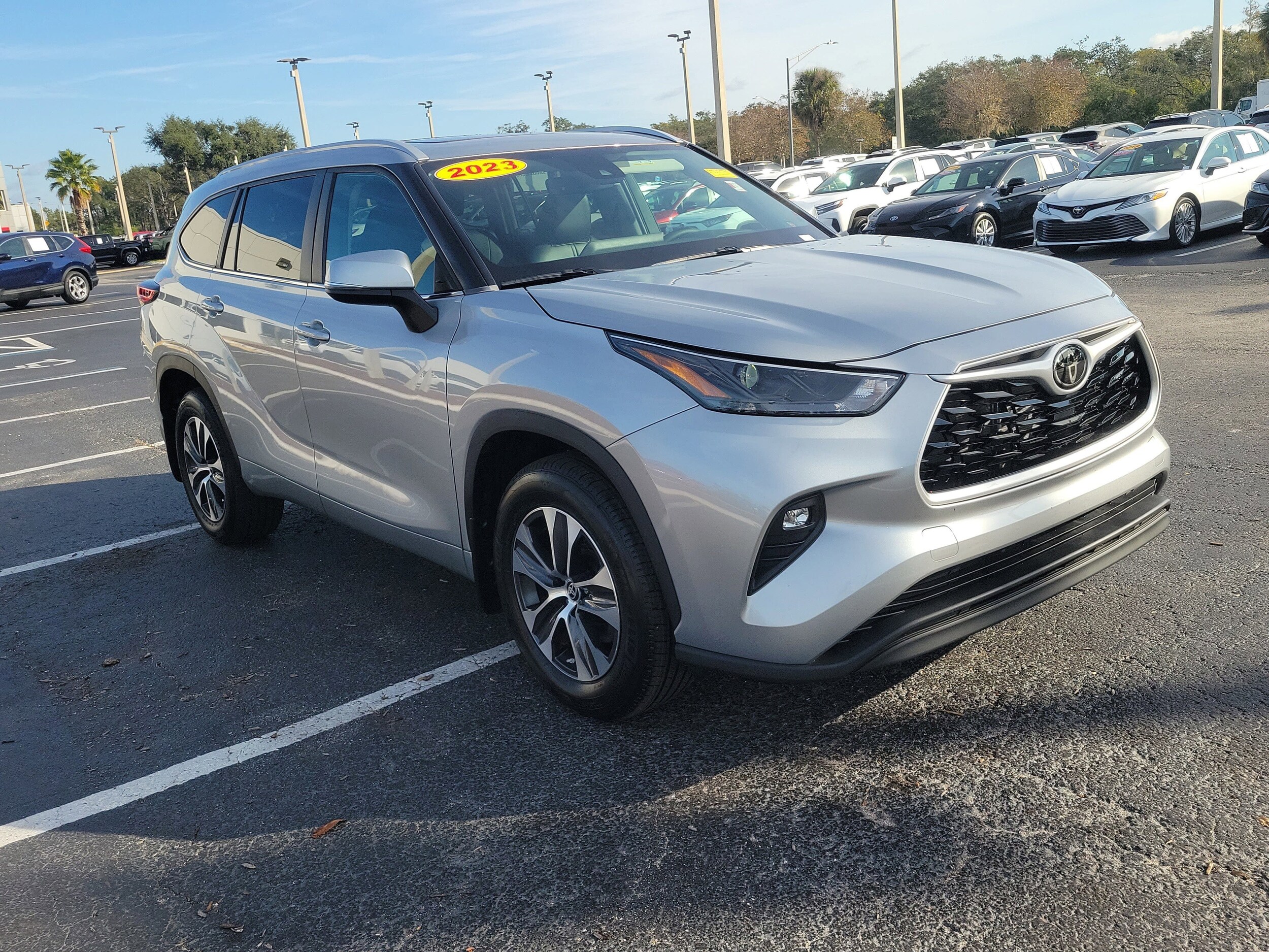 2023 Toyota Highlander LE photo 2